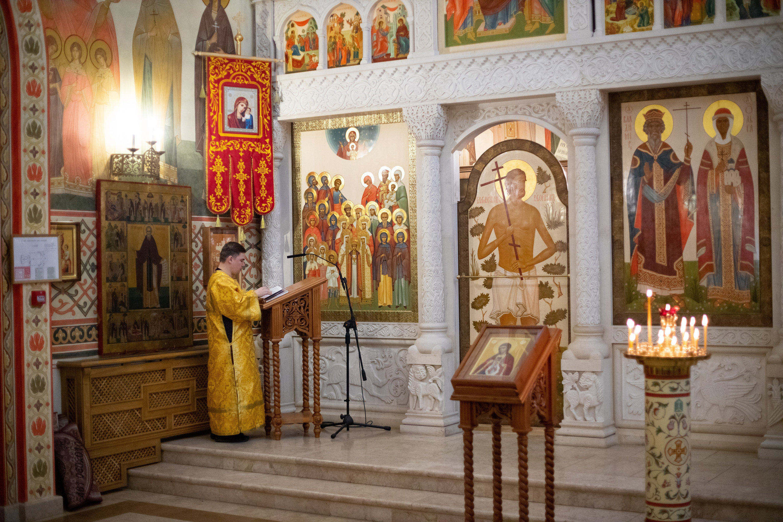Праздничное богослужение Святителю Николаю 19 декабря. Интерьерный фотограф в Москве Роман Потапов