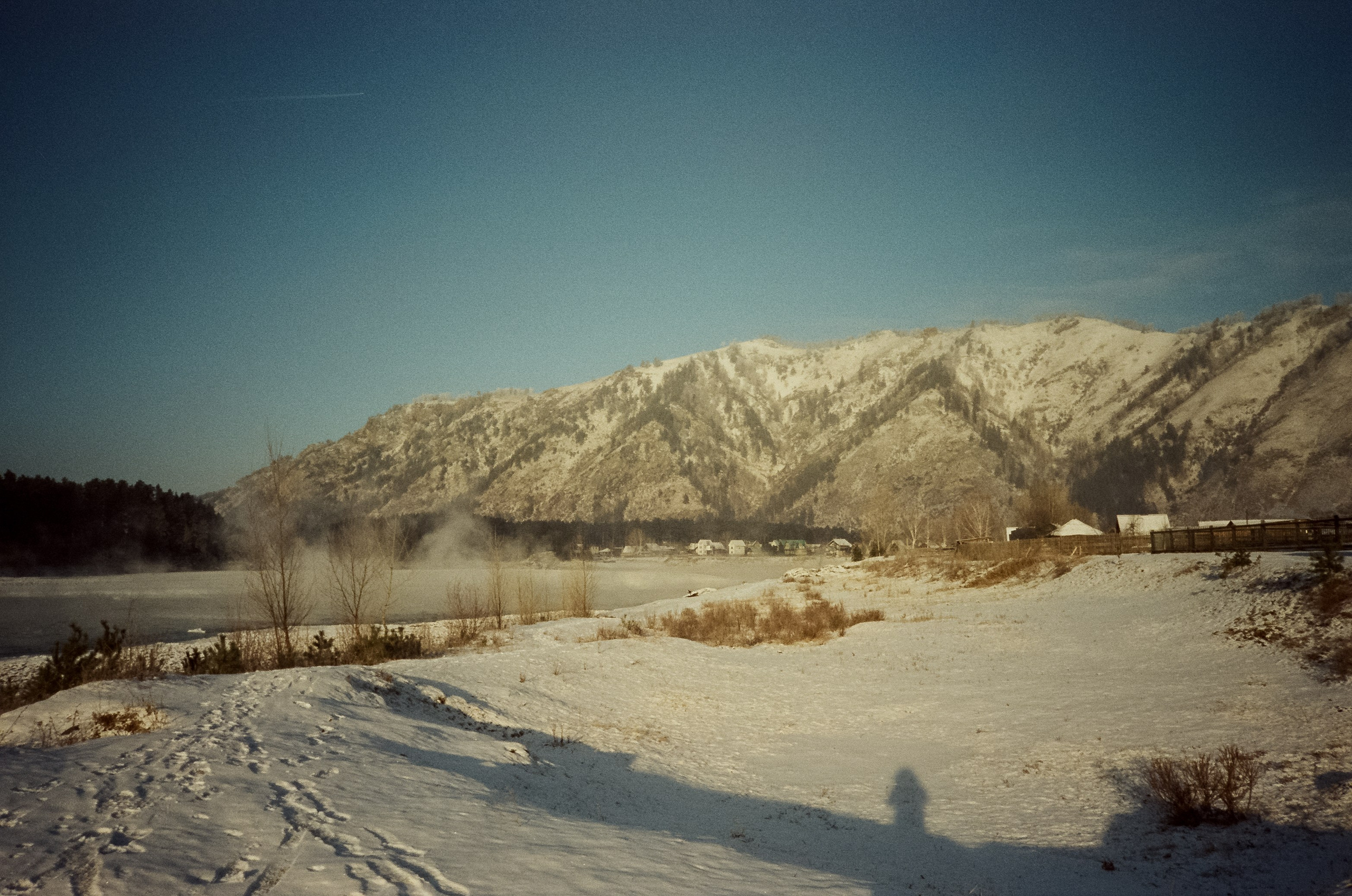 Утро в Манжероке и кафе-автобус Coffee Bus на Чемальском тракте. Фотограф-документалист Мария Осокина