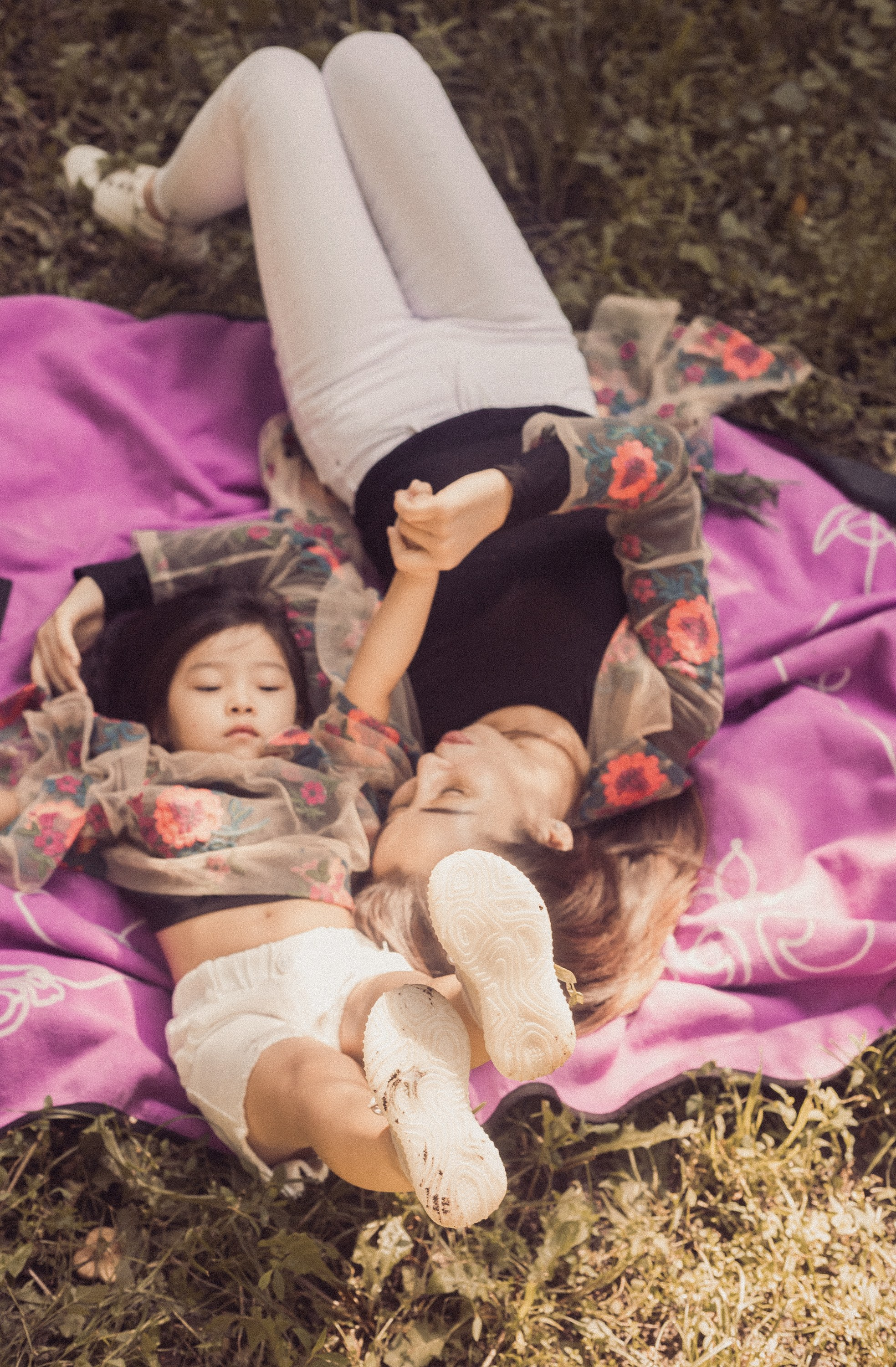 Летняя прогулка мамы и дочери. Фотограф Наталья Гончарова. Снимаю живые портреты в Алматы