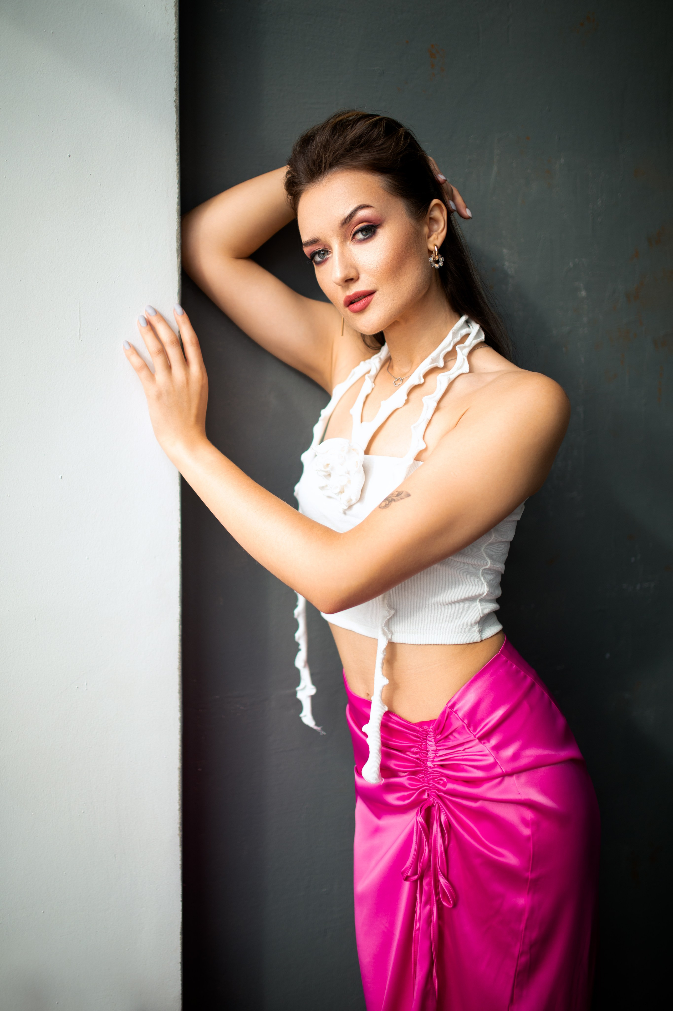 Студийный фотосет с Анастасией в минимальном интерьере в формате для «себя»