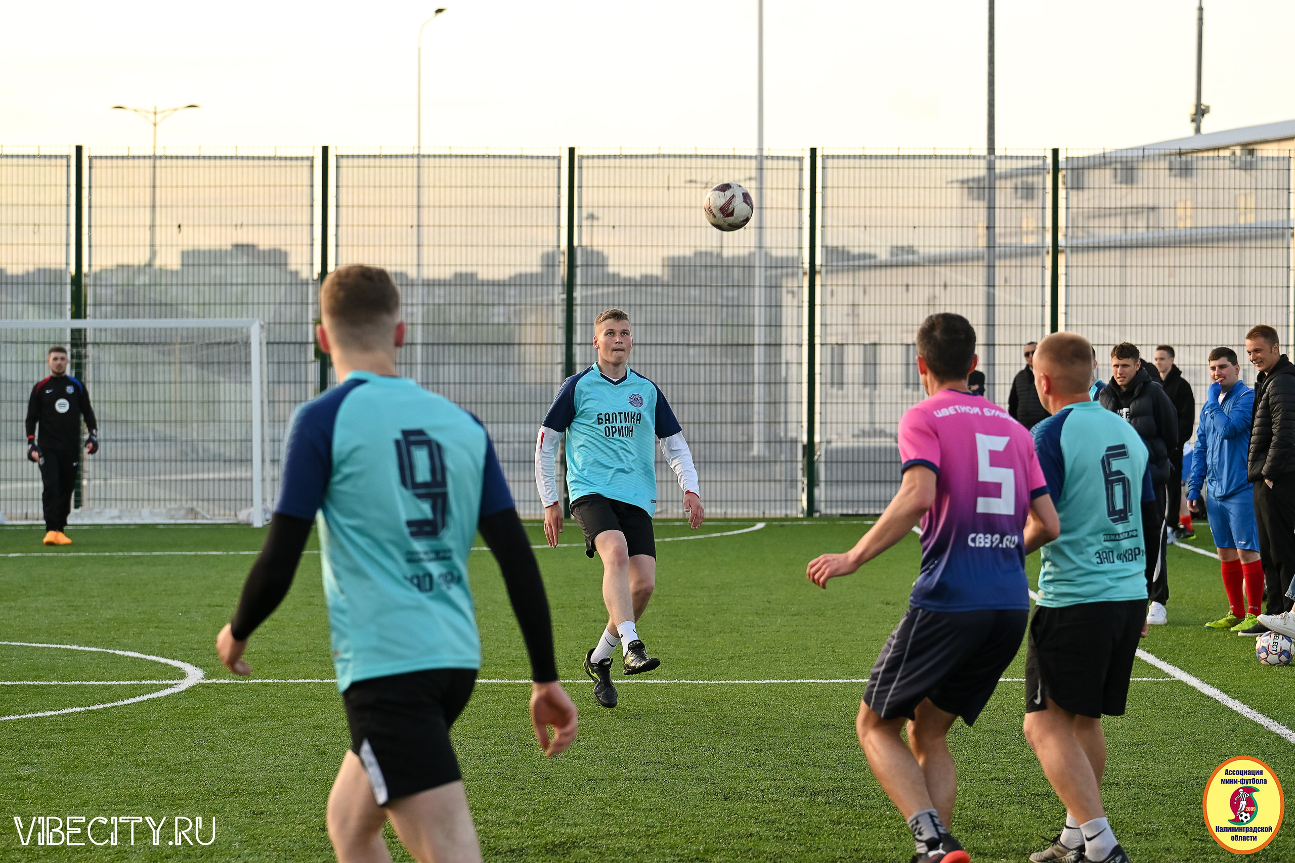 ИГРЫ МИНИ-ФУТБОЛЬНОЙ И КОРПОРАТИВНОЙ ЛИГИ. VIBECITY.RU Вайб Сити Ру Фоторепортажи Фотоотчеты Калининград