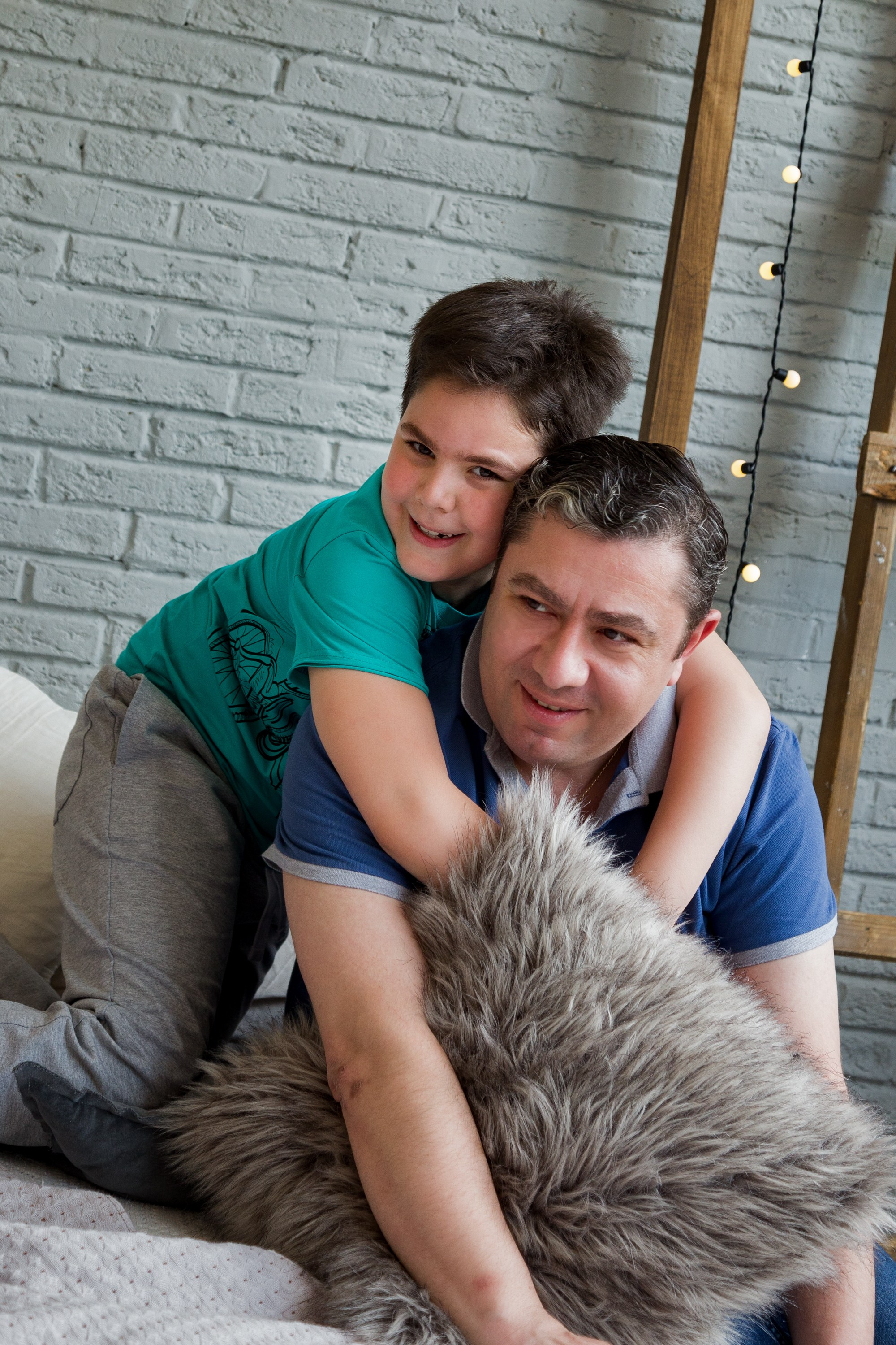 папа с сыном на кровати обнимаются