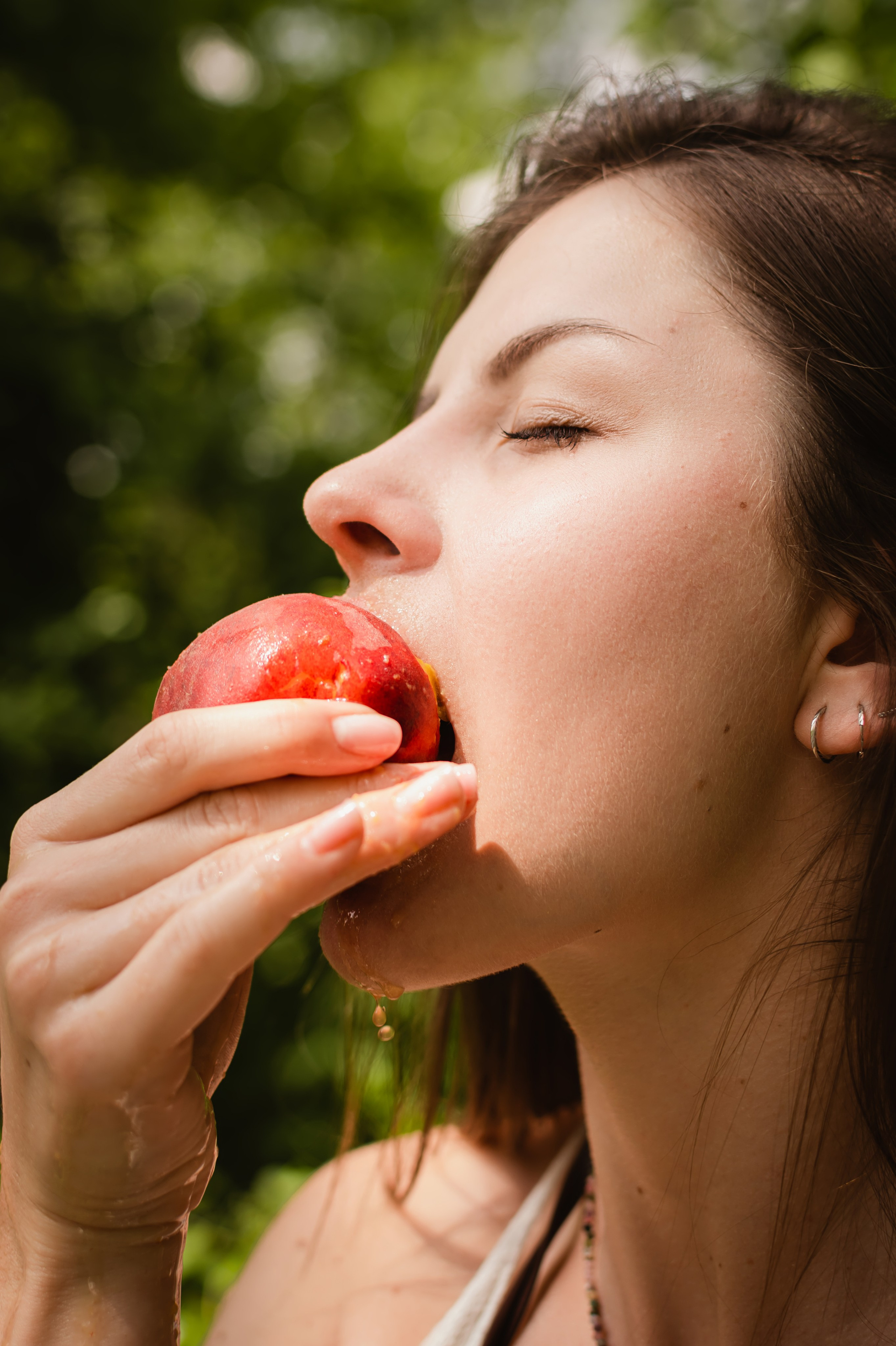 девушка есть персик