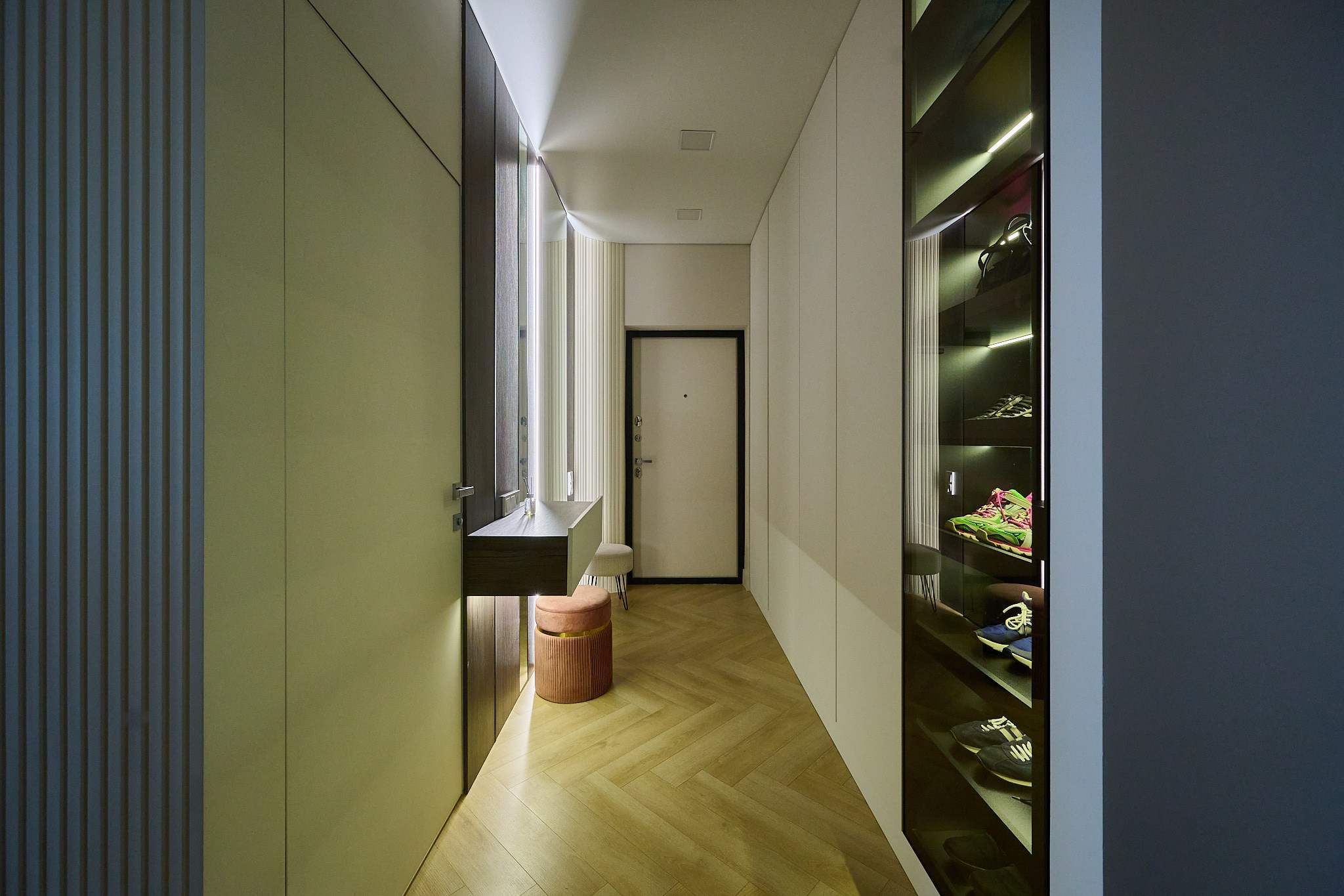 коридор в светлом и голубых цветах белая входная дверь 