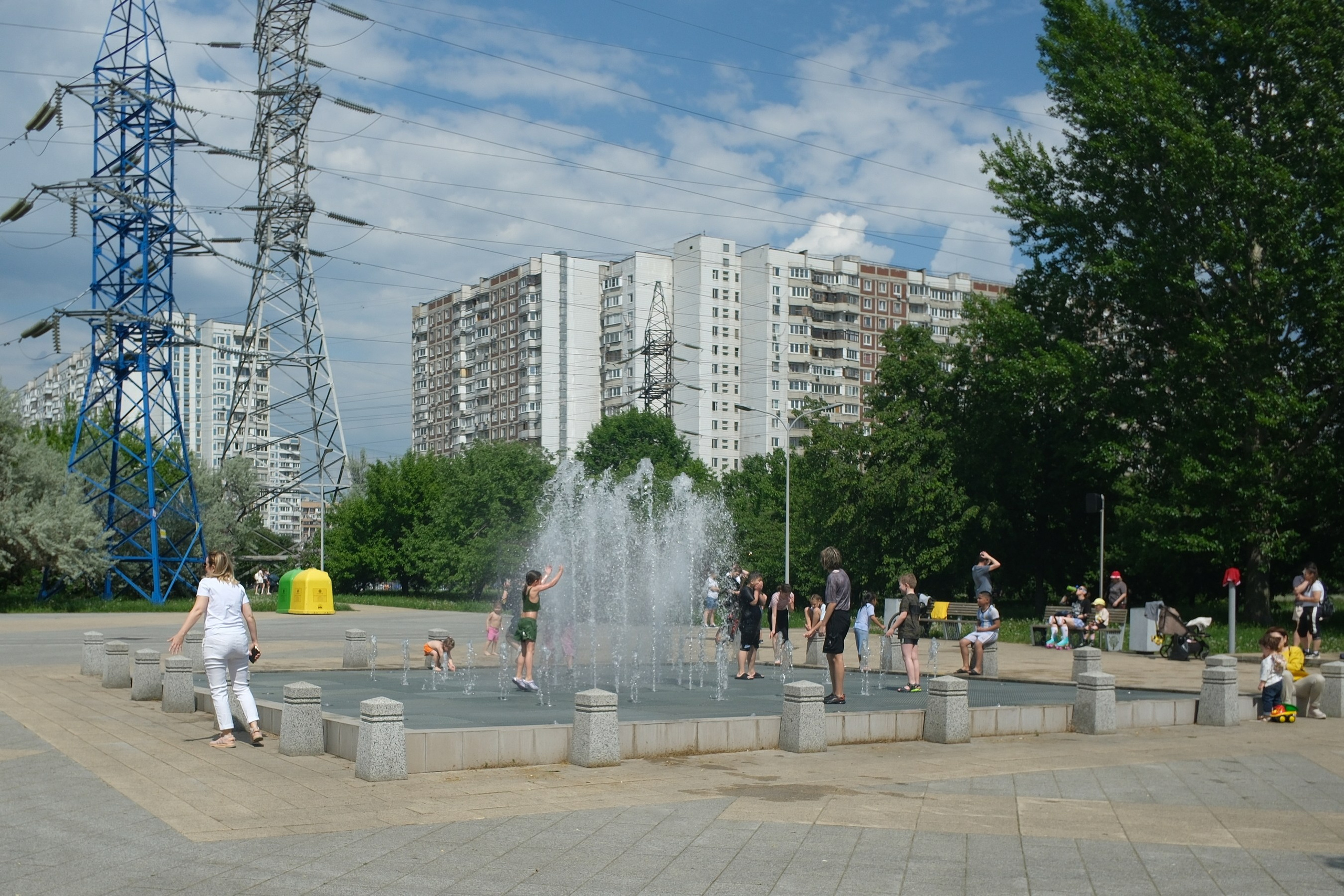 Парк 850 лет Москве. Снято на Voigtlander 18/2,8 Color-scopar. Улица, люди, жизнь…
