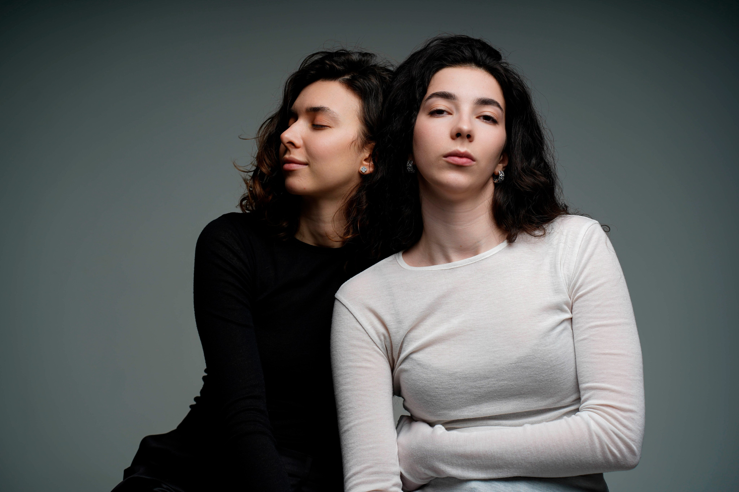 Студийный портрет две сестры