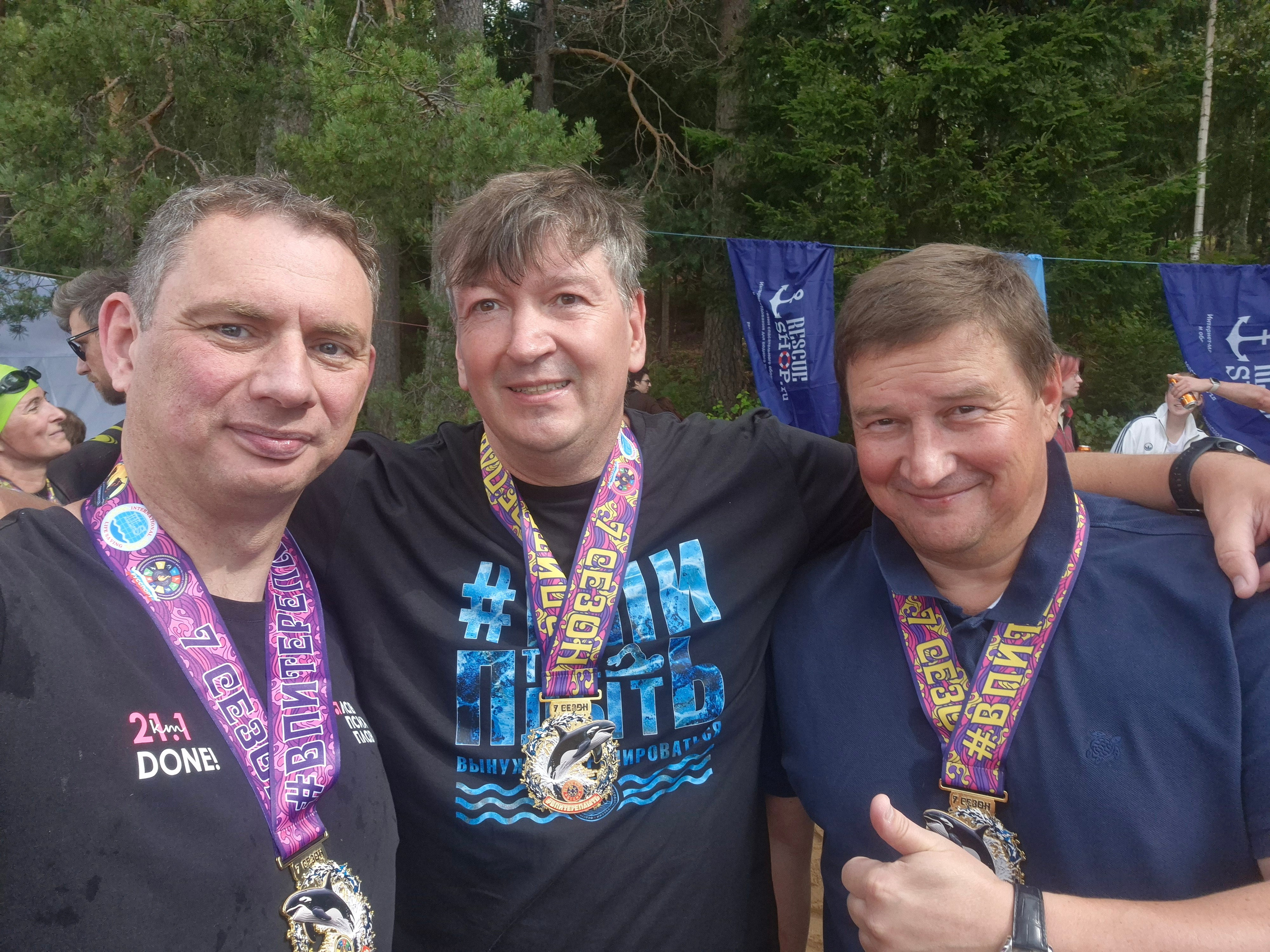 Встретил бывших коллег - Андрея и Влада, тоже плыли. Всем пыть!