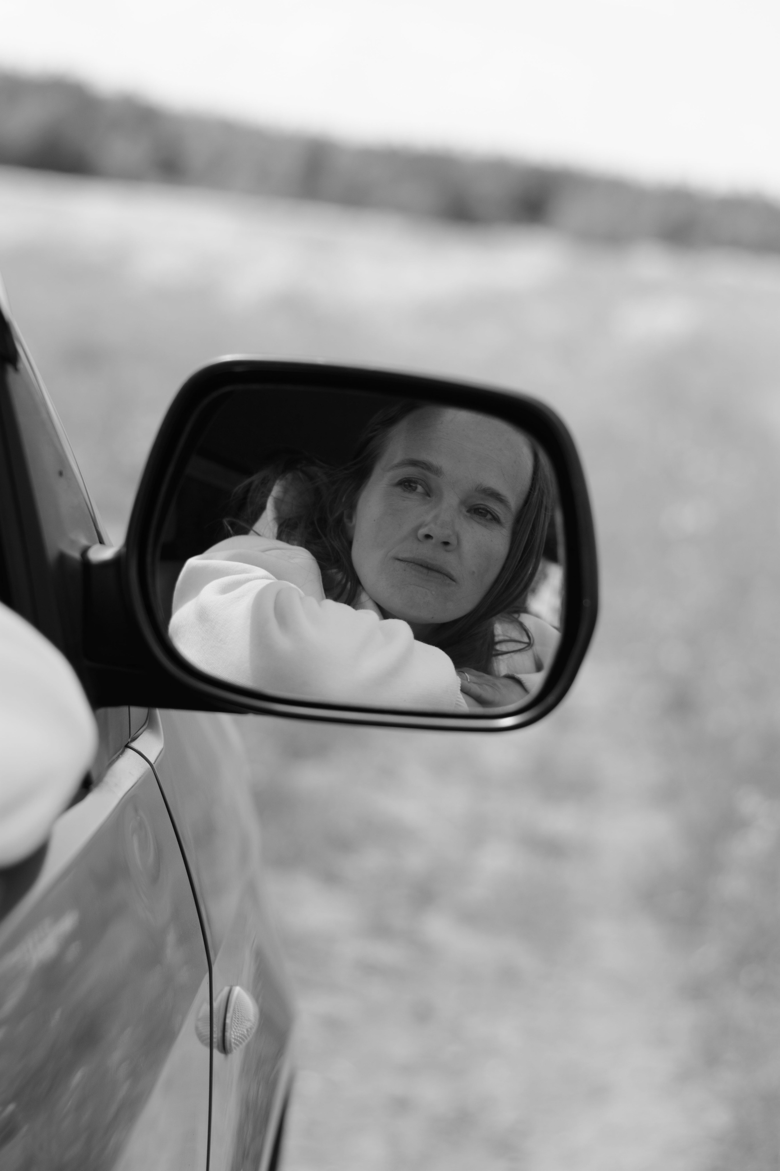 Ольга. Женский портрет в поле с машиной. Портретный фотограф в Санкт-Петербурге Наталья Родионова