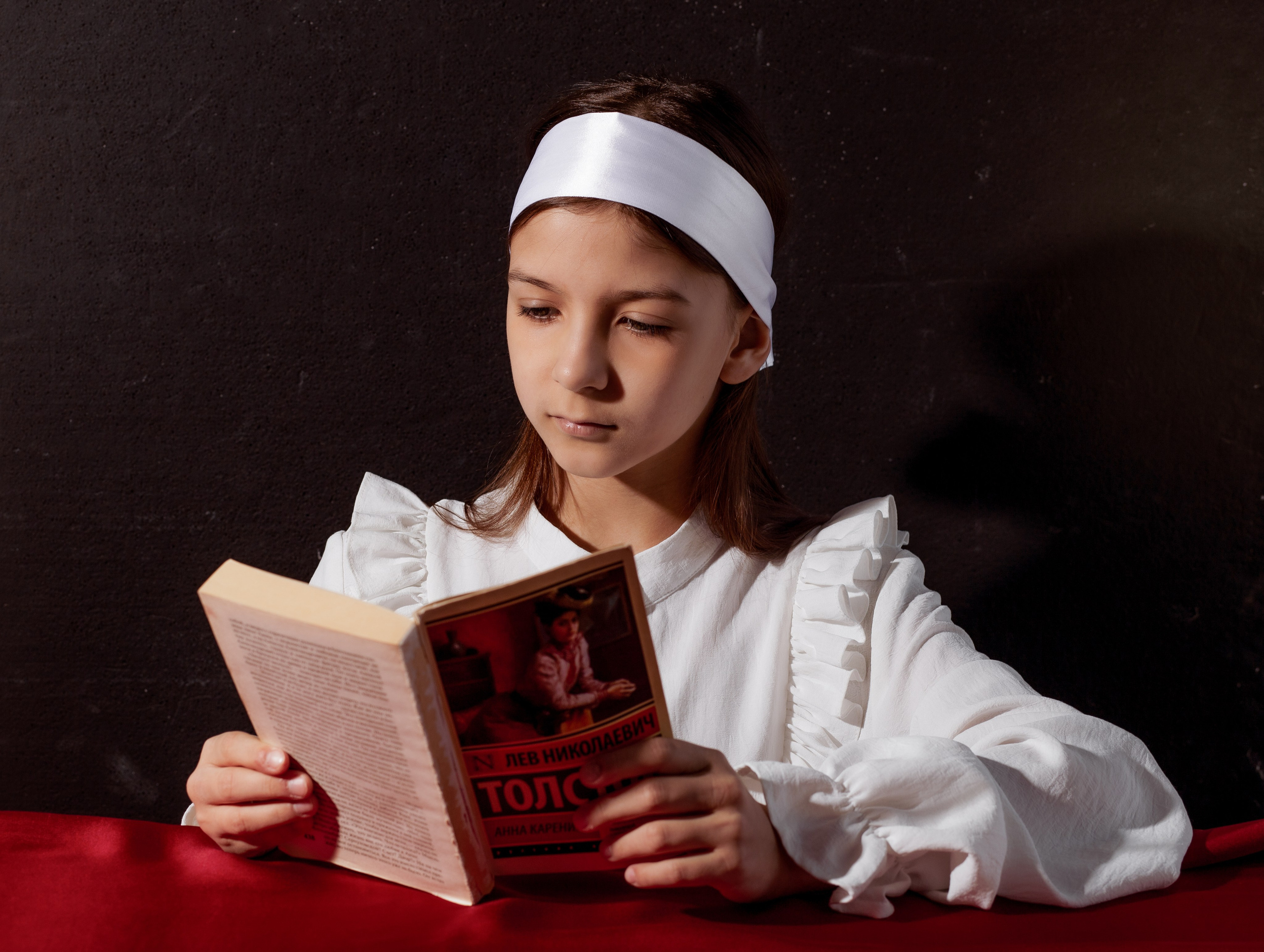 Портрет девочки которая читает книгу.