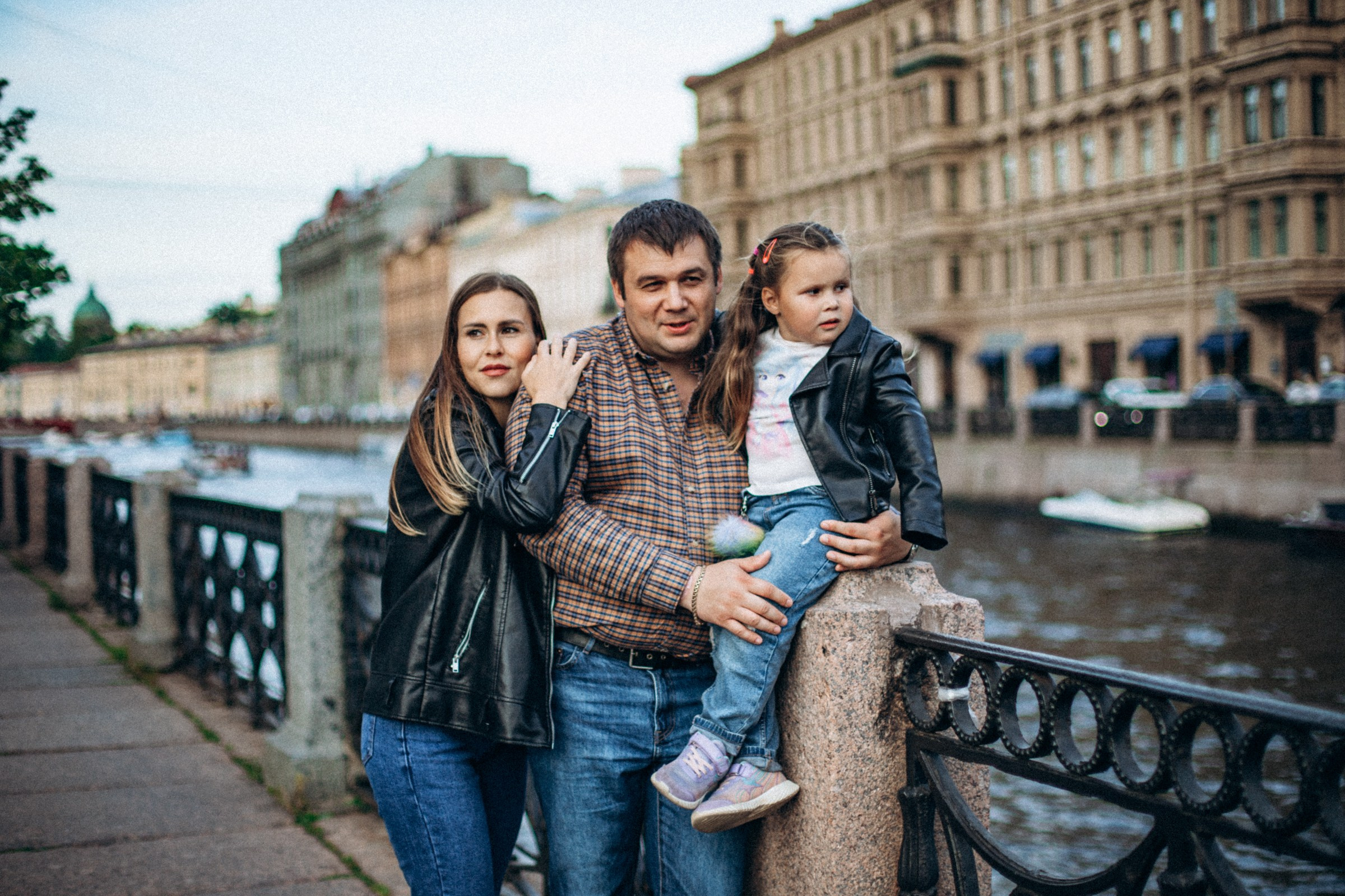Мария с семьей в сентябре. Фотопрогулка в Петербурге. Индивидуальный и семейный фотограф в Санкт-Петербурге