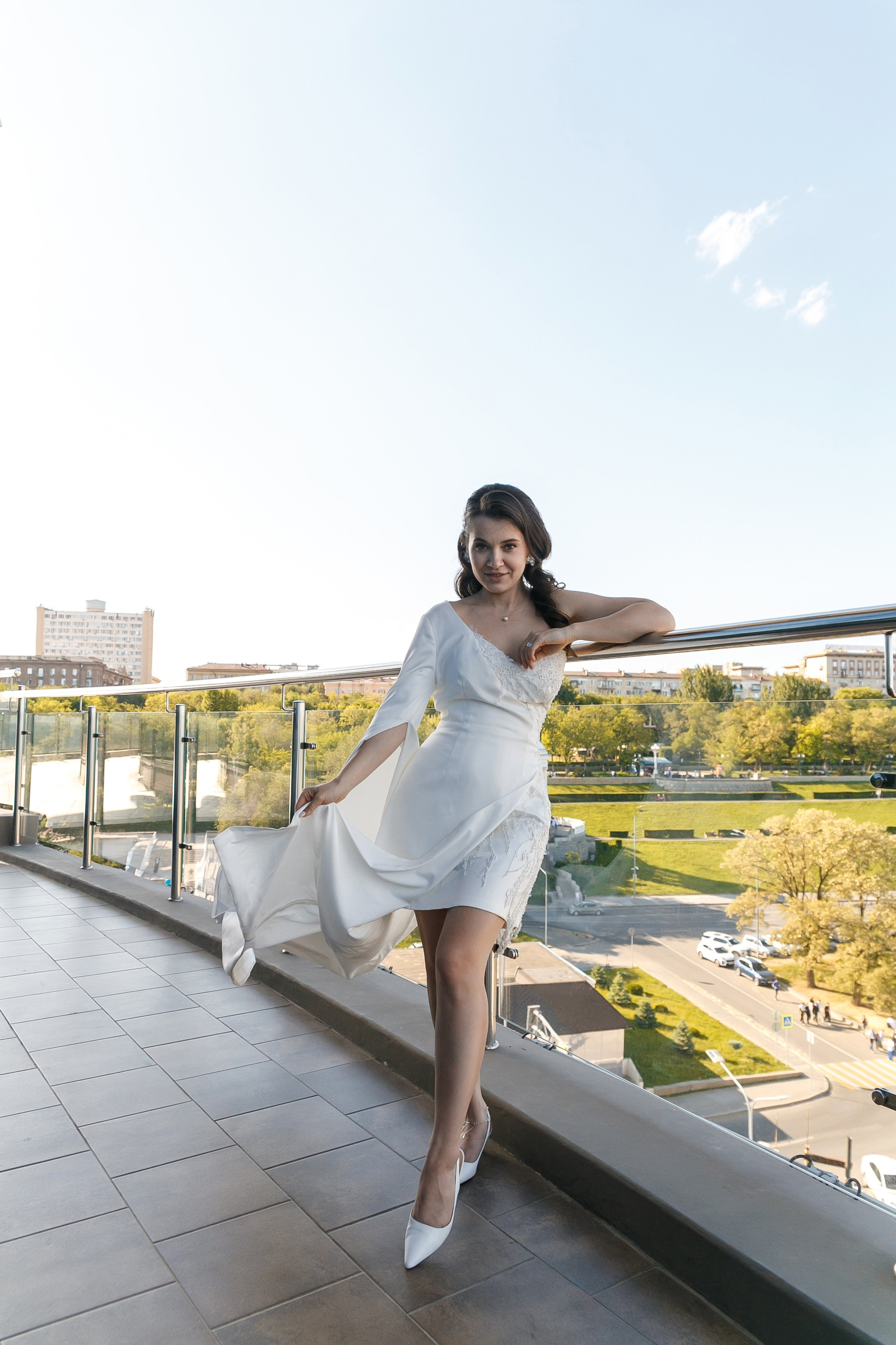 Гости украли жениха и невесту для фотографий на крыше ресторана Река. Событийный фотограф Максим Бескоровайновнов