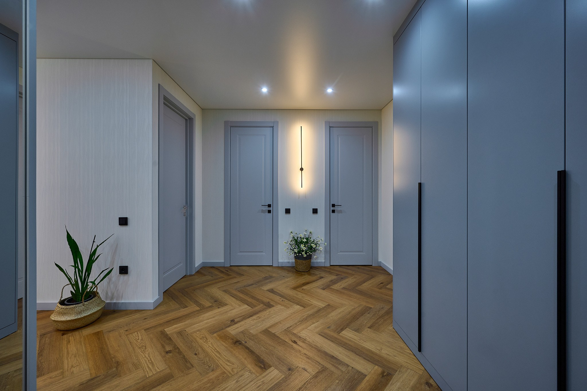 светлый коридор голубо светлые двери  интересный ламинат 