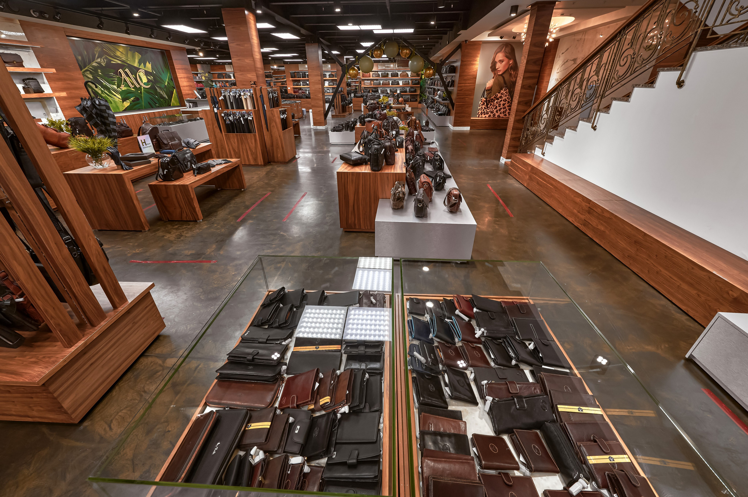 Портфолио по интерьерной и экстерьерной фотосъёмки: Мир сумок — Левый берег. Фотограф Яковлев Роман — Красноярск