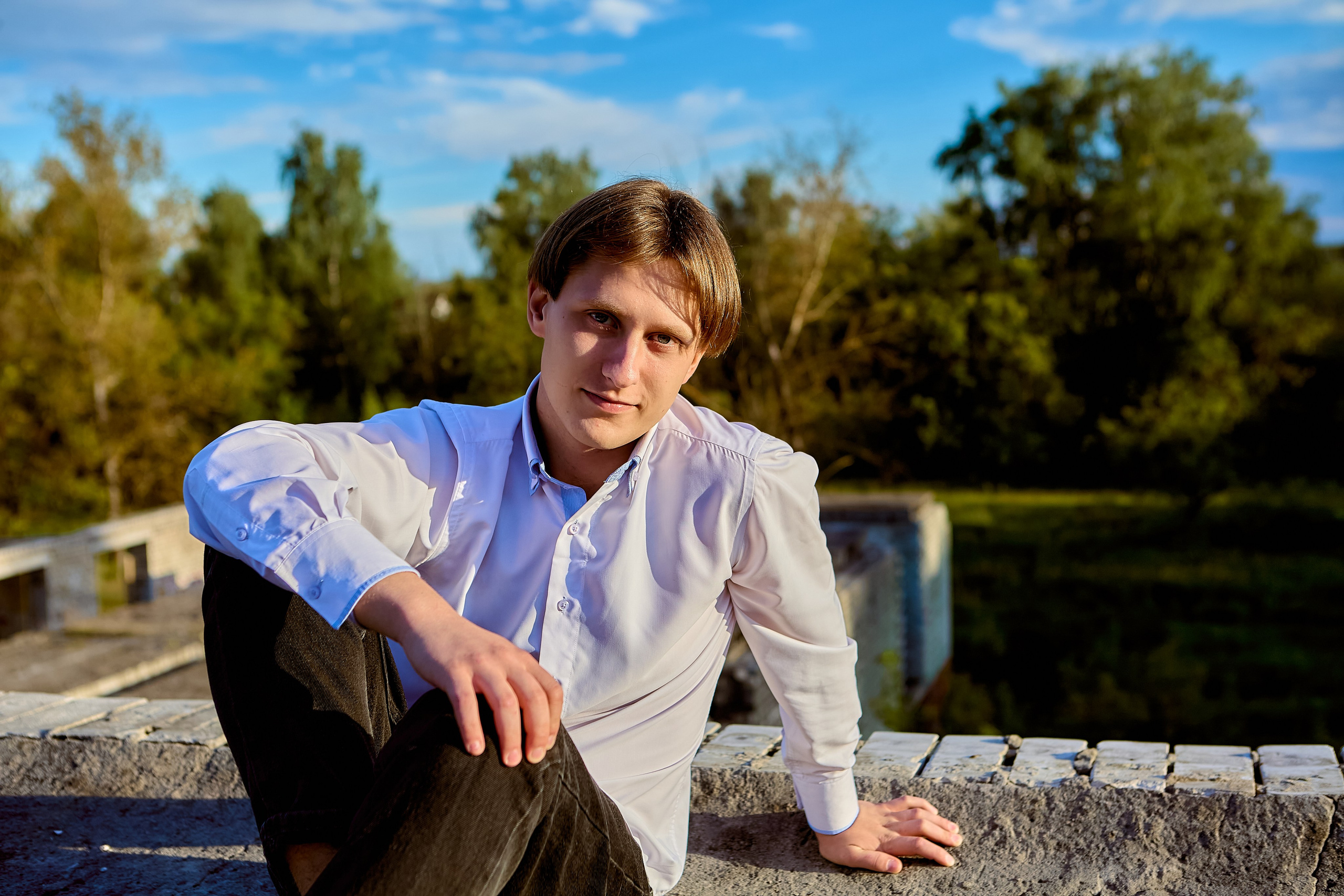 Мужской портрет в заброшенном здании