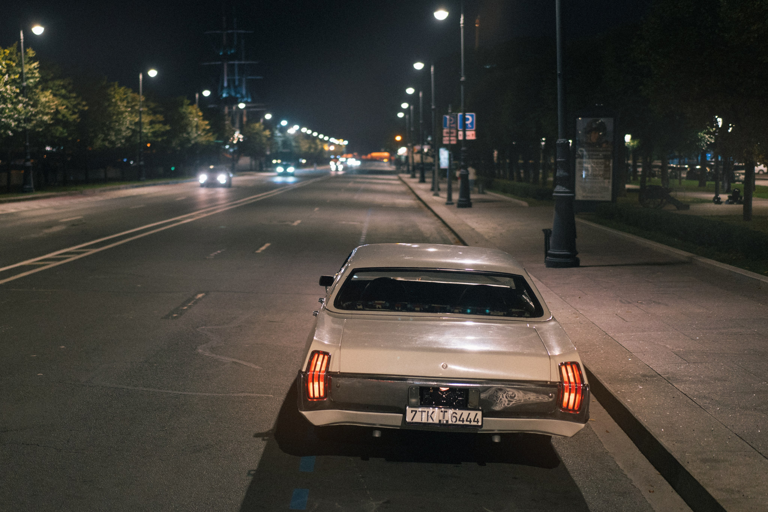 классический американский автомобиль на улицах Петербурга 