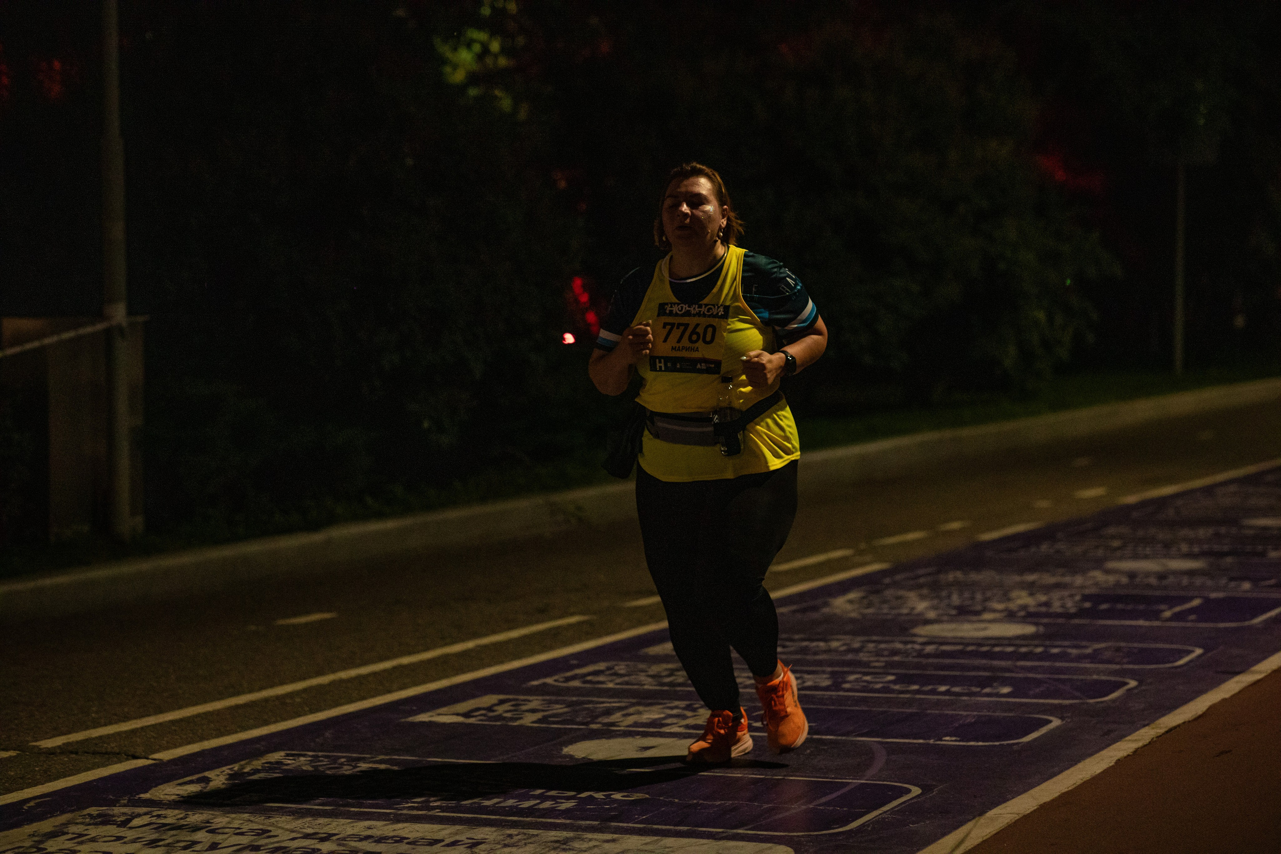 Ночной забег в ленте фотографий бегунов 03.08.24. Фотограф Сергей Ловкий