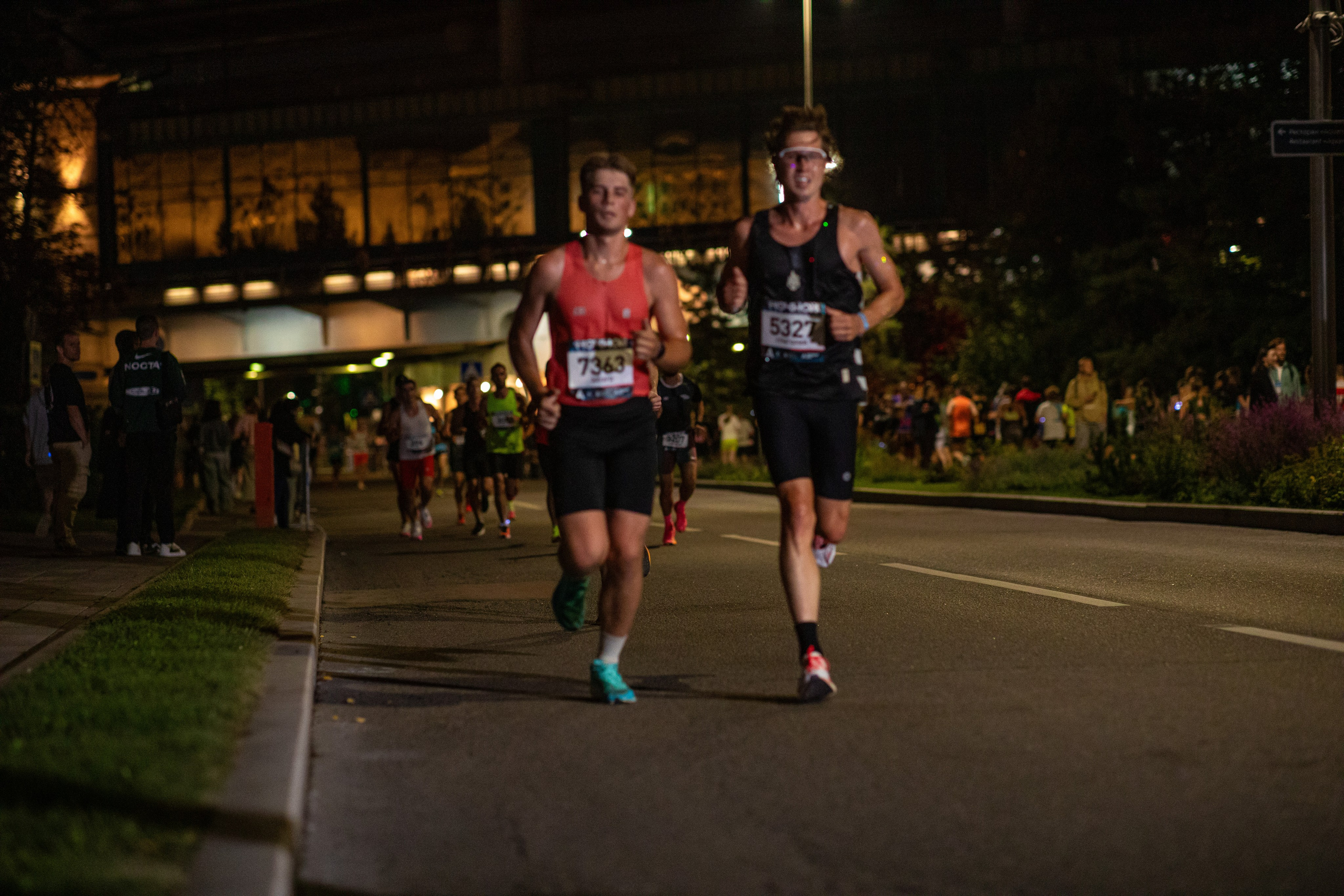 Ночной забег в ленте фотографий бегунов 03.08.24. Фотограф Сергей Ловкий