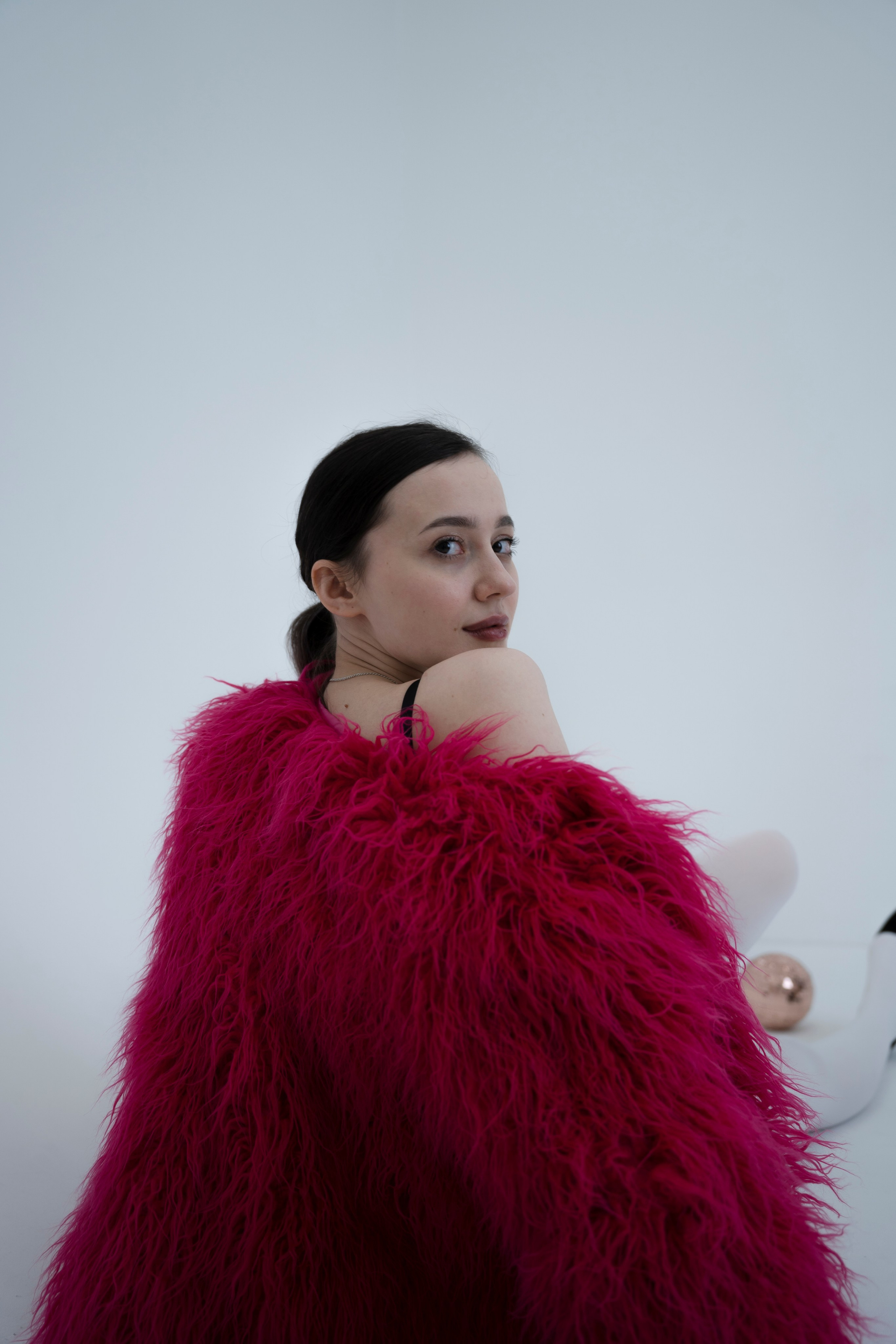 ДЕВОЧКА НА ШАРЕ. Главная