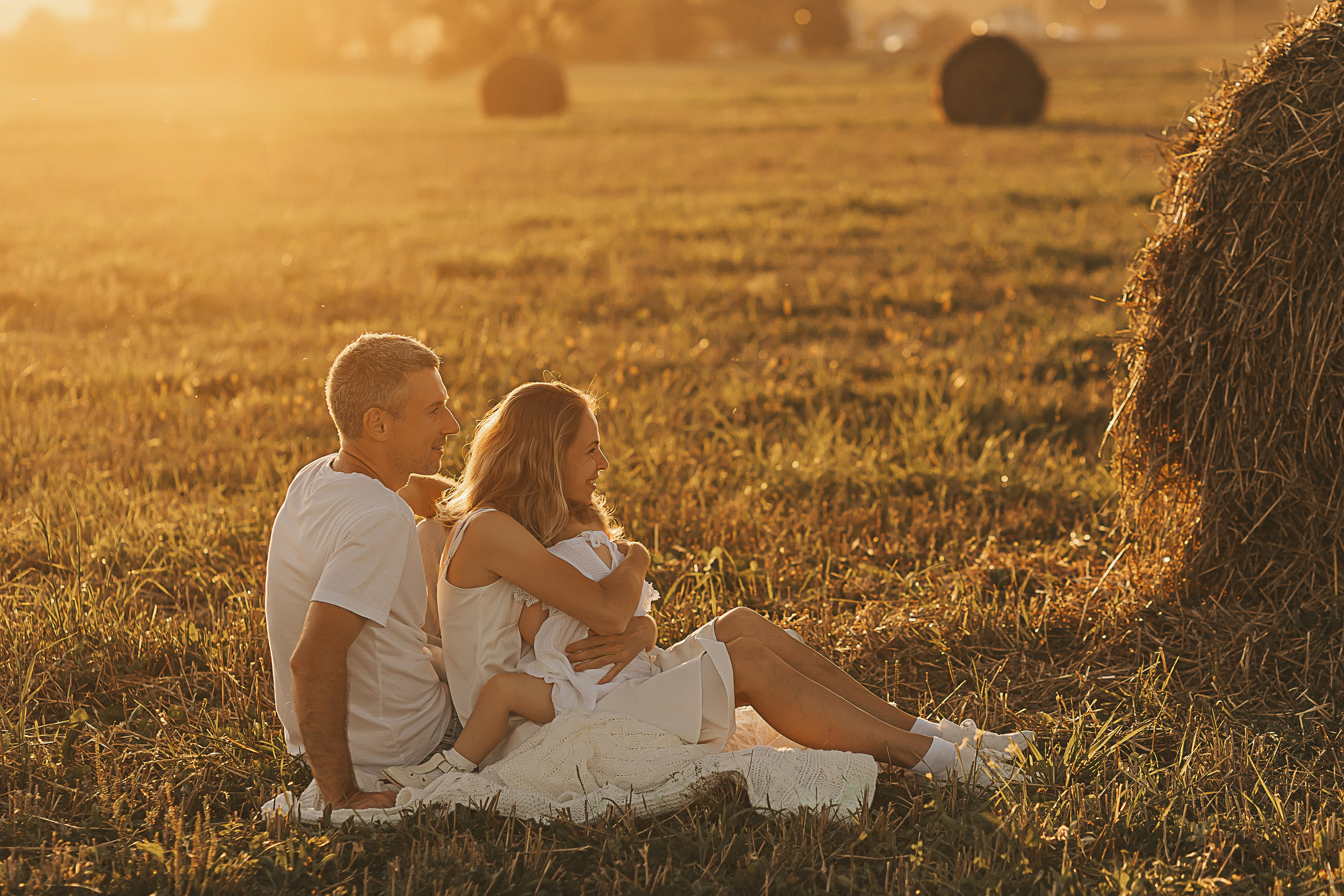 Фотосессия в поле со стогами. Семейный и женский фотограф в Москве Надежда Воробьева