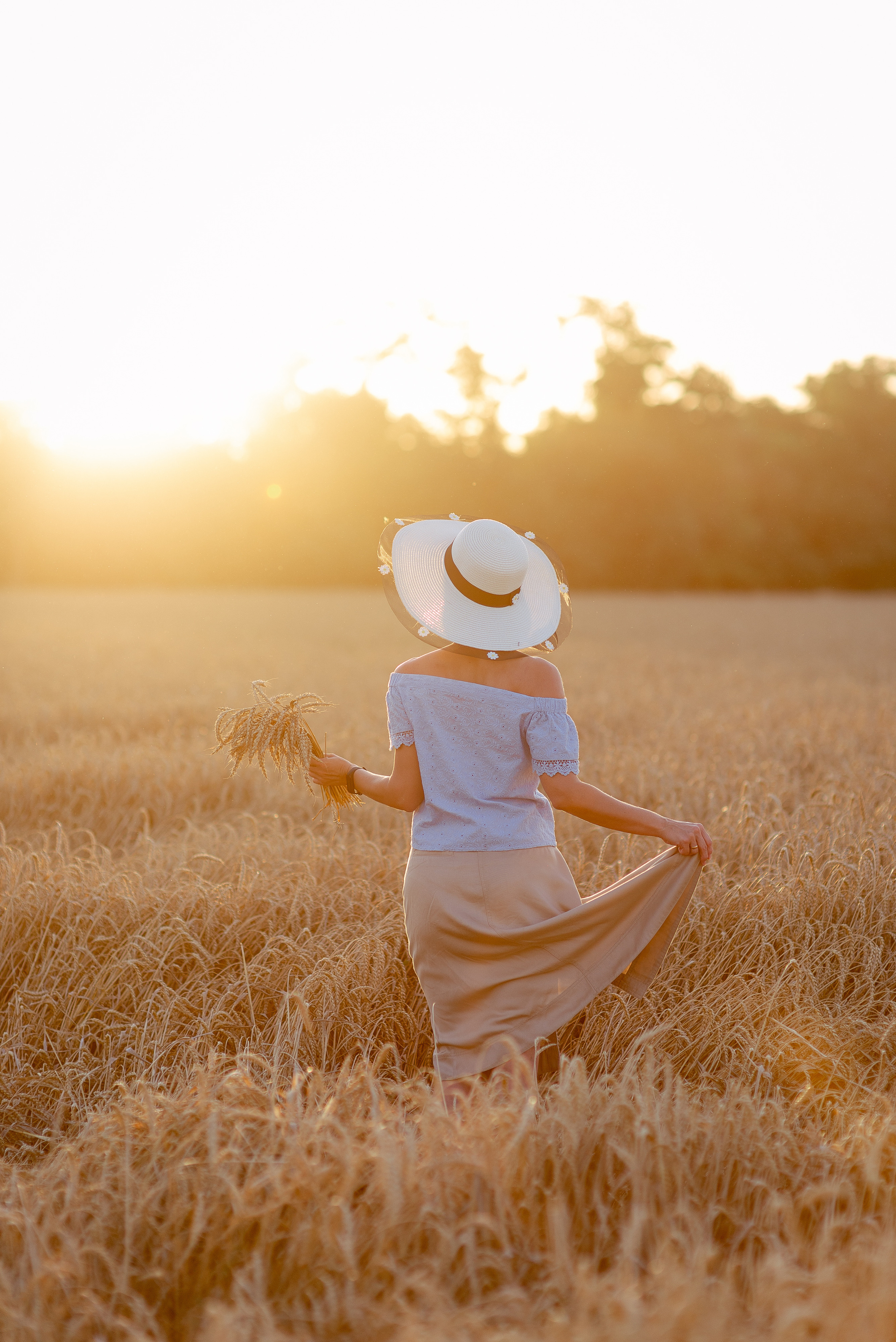 Портретная фотосессия в пшенице. Фотограф Красногвардейское Ставропольский край Белякевич Елена