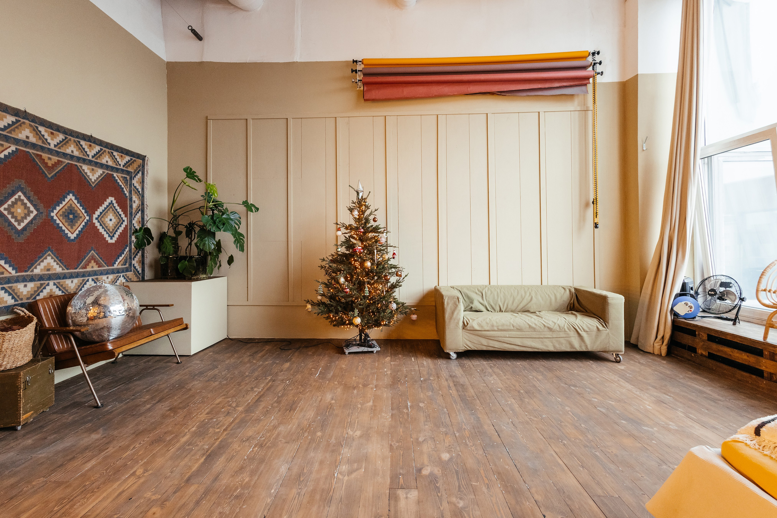 Стильный интерьер зала Мастерская для креативных фотосессий в Сургуте  с фотографом Анной Старцевой