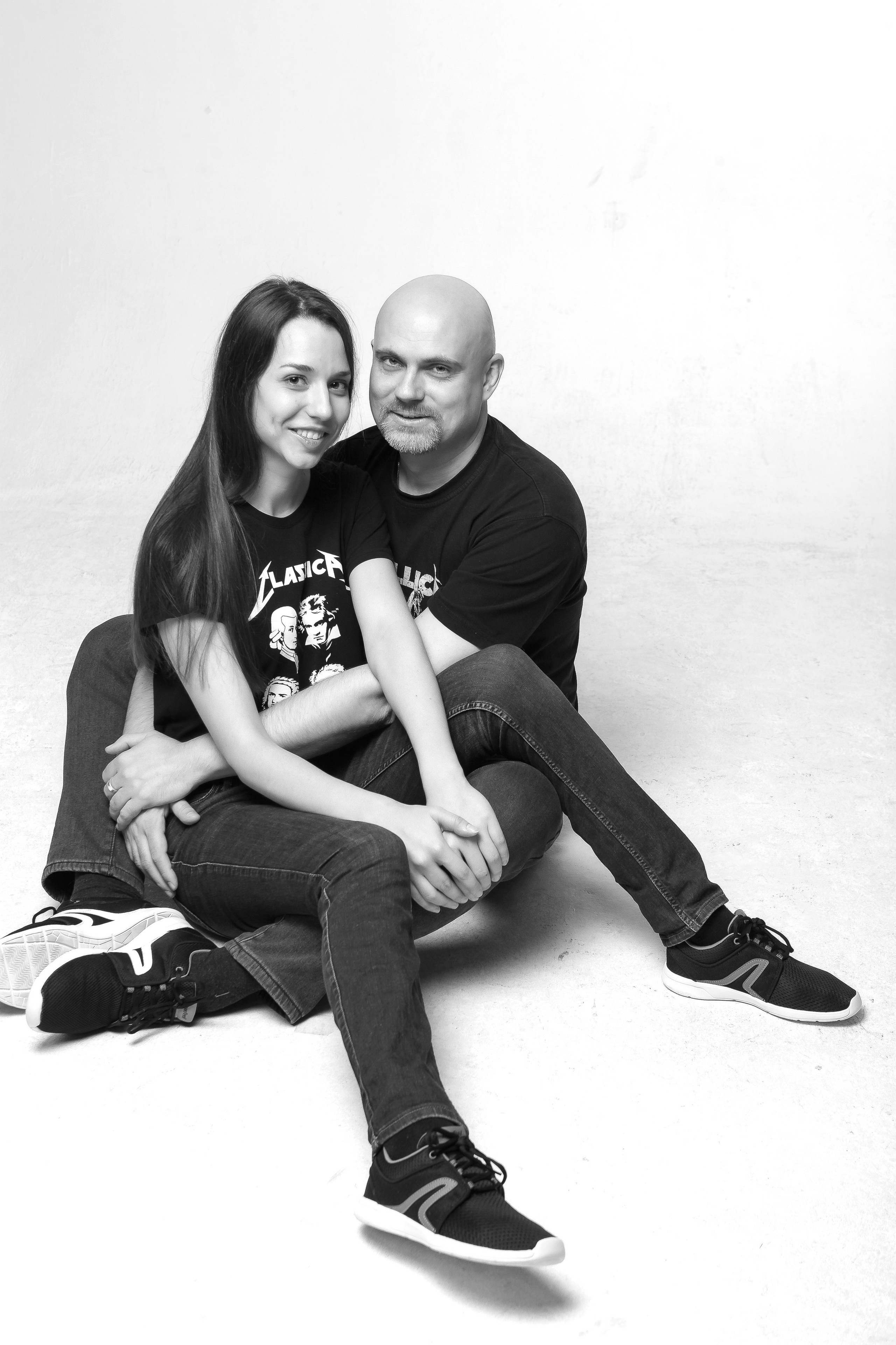 Фотосессия в студии для пары, черно-белая фотография, белый фон, чб, профессиональная фотосессия, студиная фотосессия, фотограф в москве, лавстори, семеная фотосессия, минимализм.