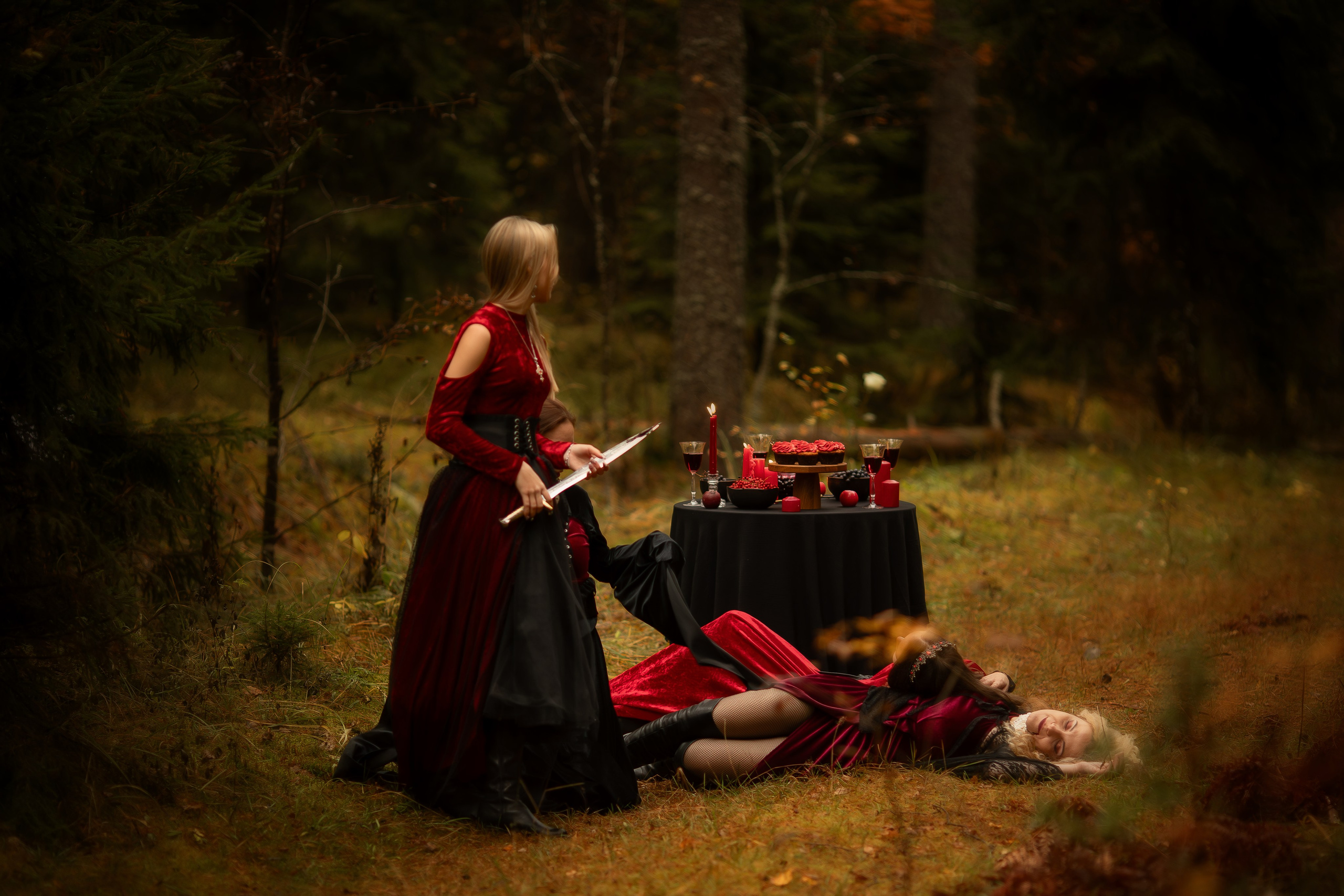 Фотопроект «Вампиры» — тёмная эстетика, осень и красный свет. Фотограф Анна Грошикова — авторская съёмка на рассвете и закате в Москве, Мытищах, Солнечногорске и Московской области