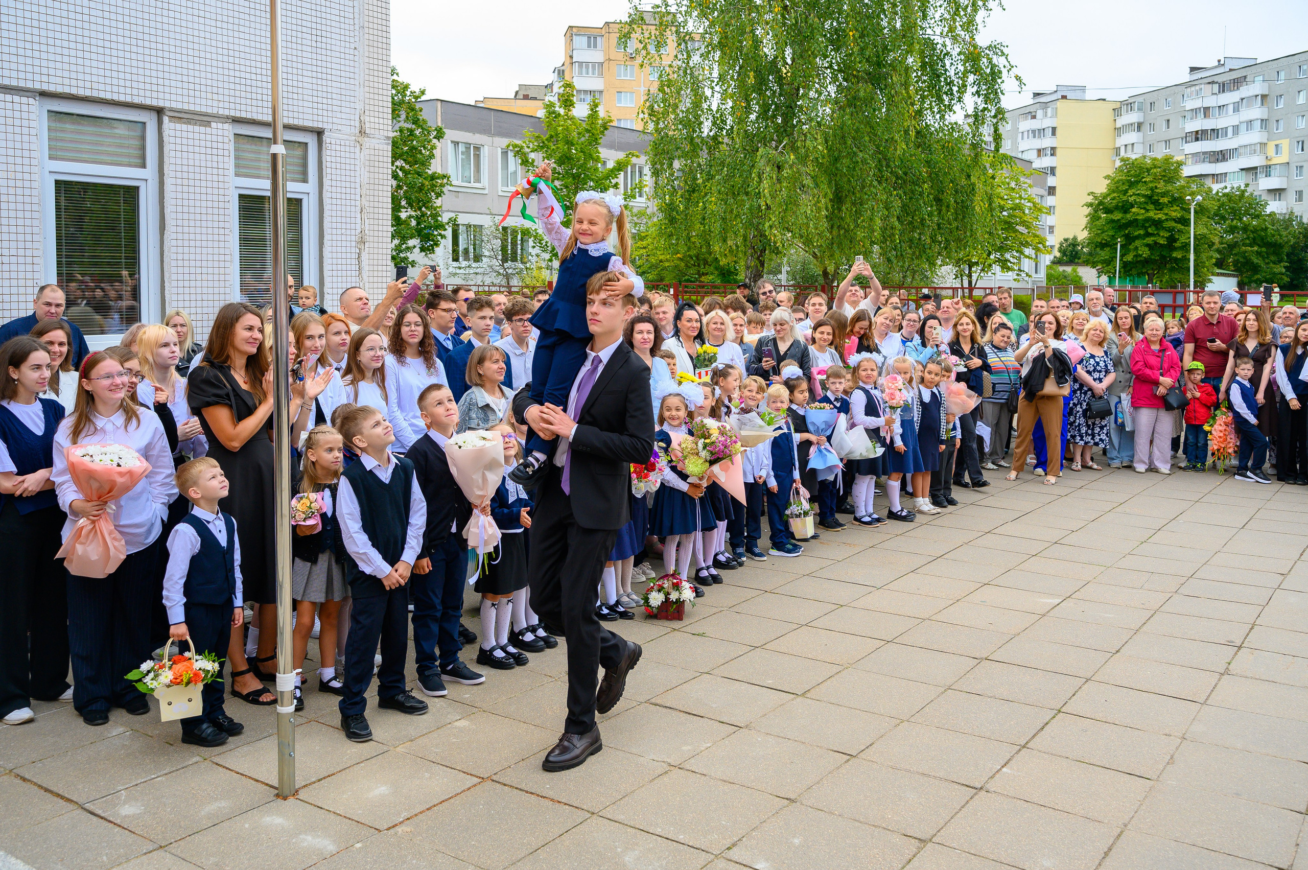 Вот звучит первый звонок, перед этим долгое приготовление к новому этапу в жизни, Яромир идет в школу. Фотоуслуги, услуги фотографа, фотографирование важных событий