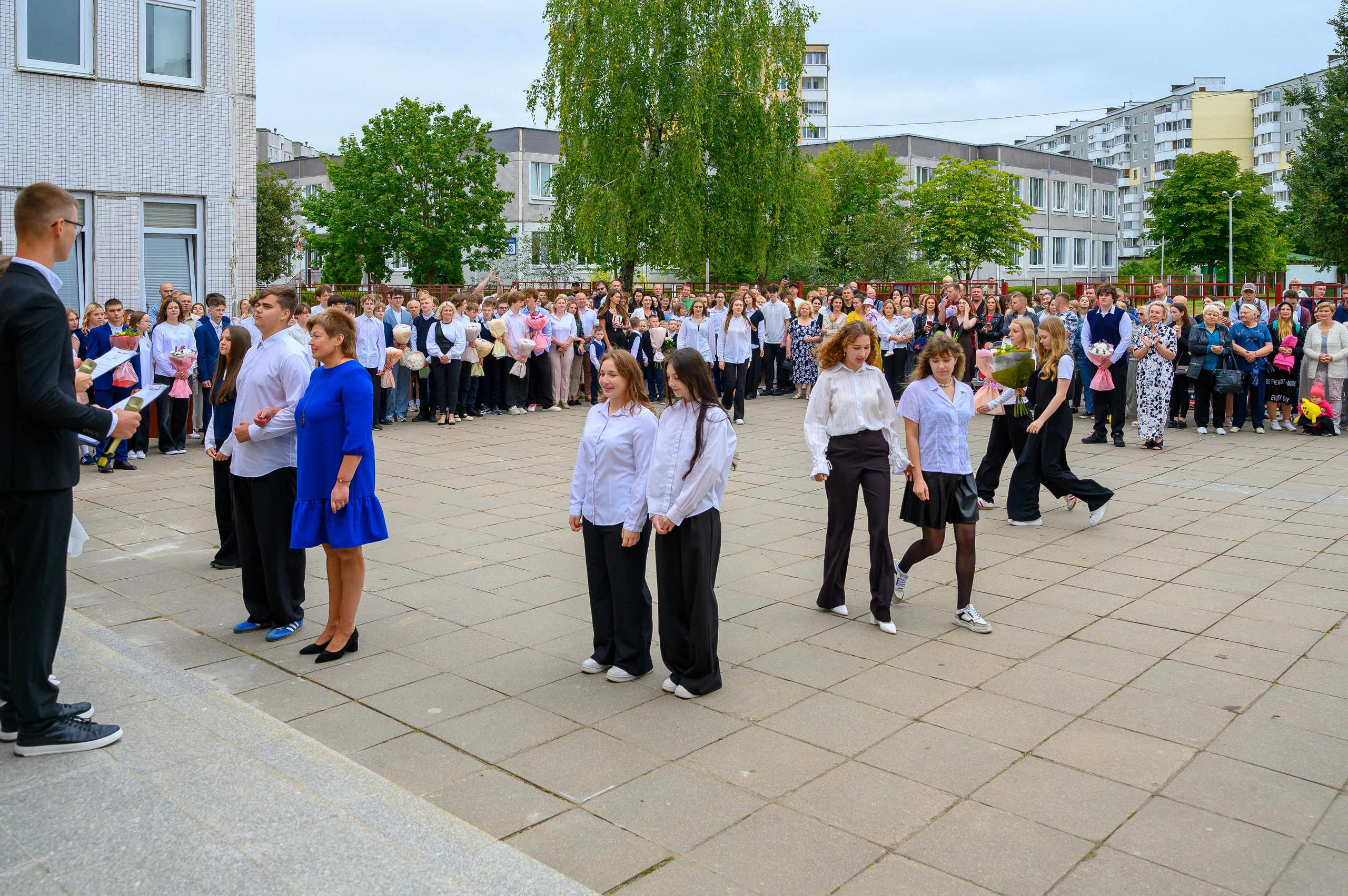 Вот звучит первый звонок, перед этим долгое приготовление к новому этапу в жизни, Яромир идет в школу. Фотоуслуги, услуги фотографа, фотографирование важных событий
