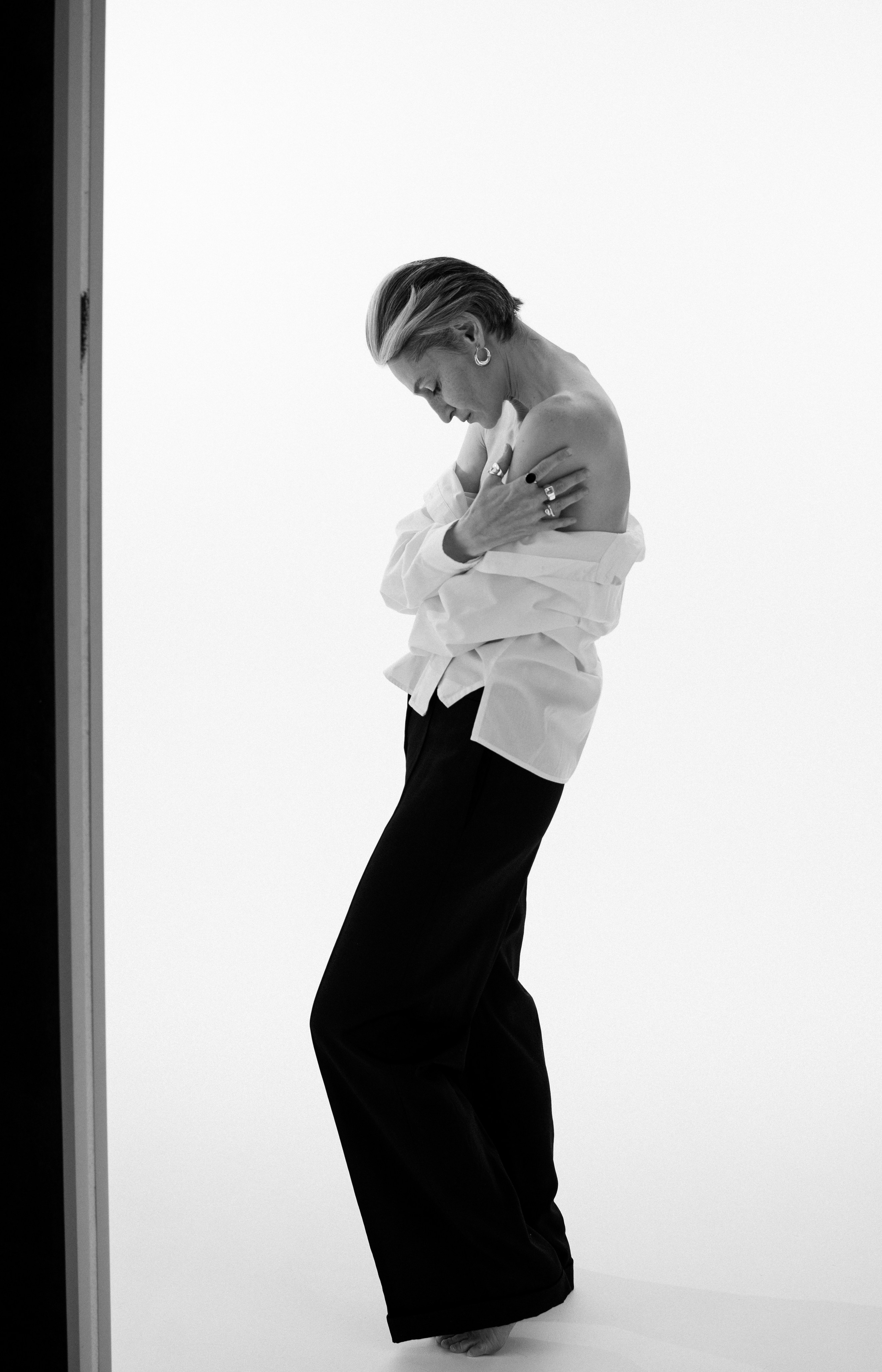 идеи для женской фотосессии в студии, идеи для чб съемки, черно-белая фотосессия, фотосессия на циклораме, женский портрет, фотограф москва, женский фотограф москва, идеи для фотосессии на циклораме