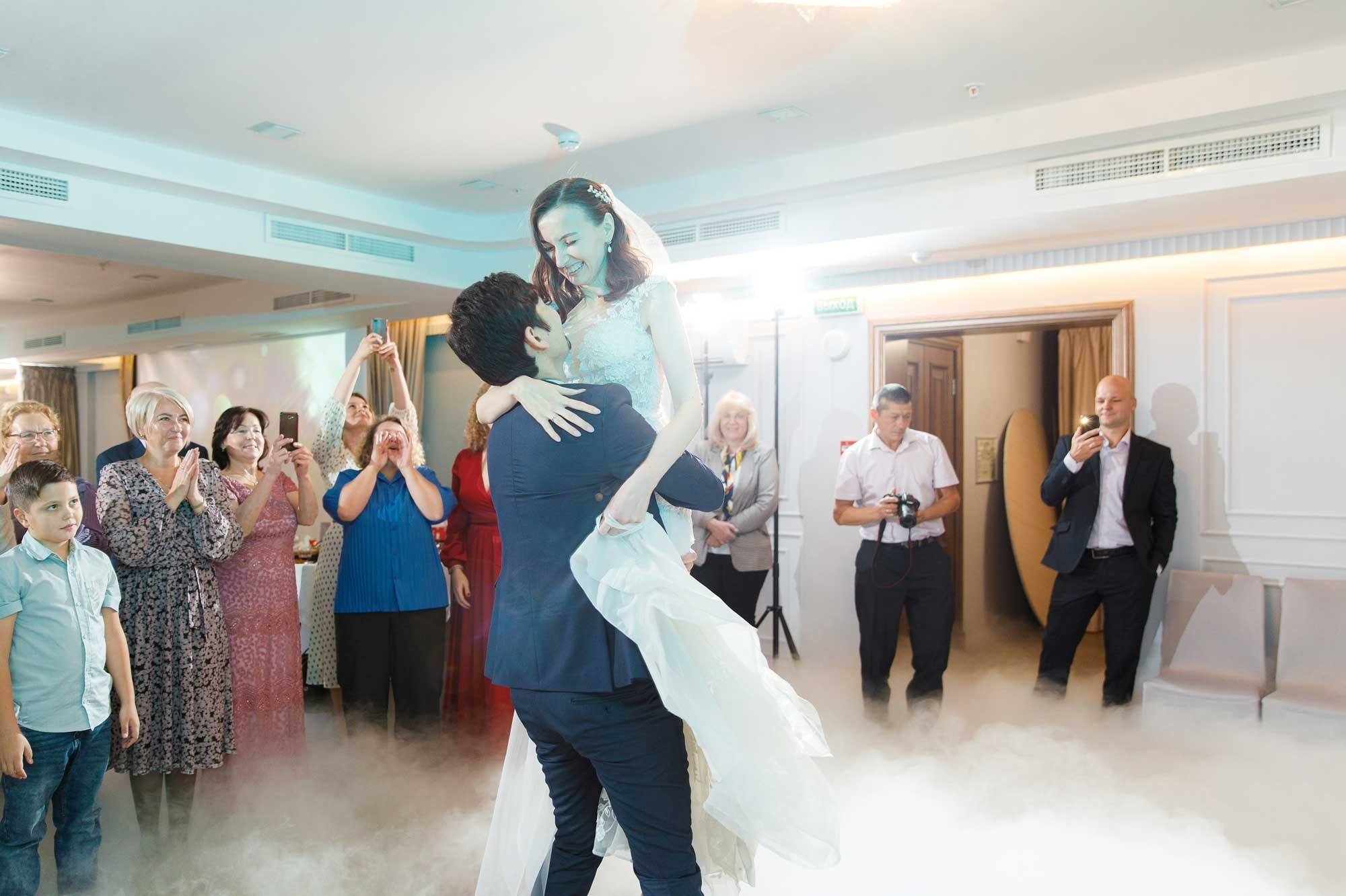 Жених держит на руках невесту