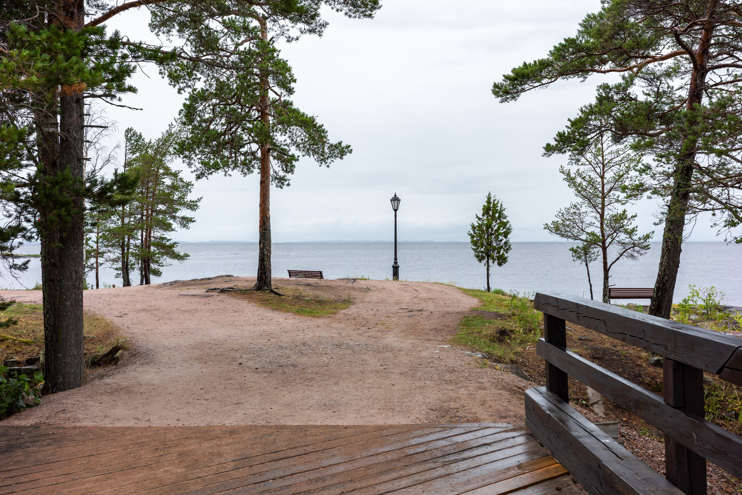 Фонарь и скамейки на Валааме