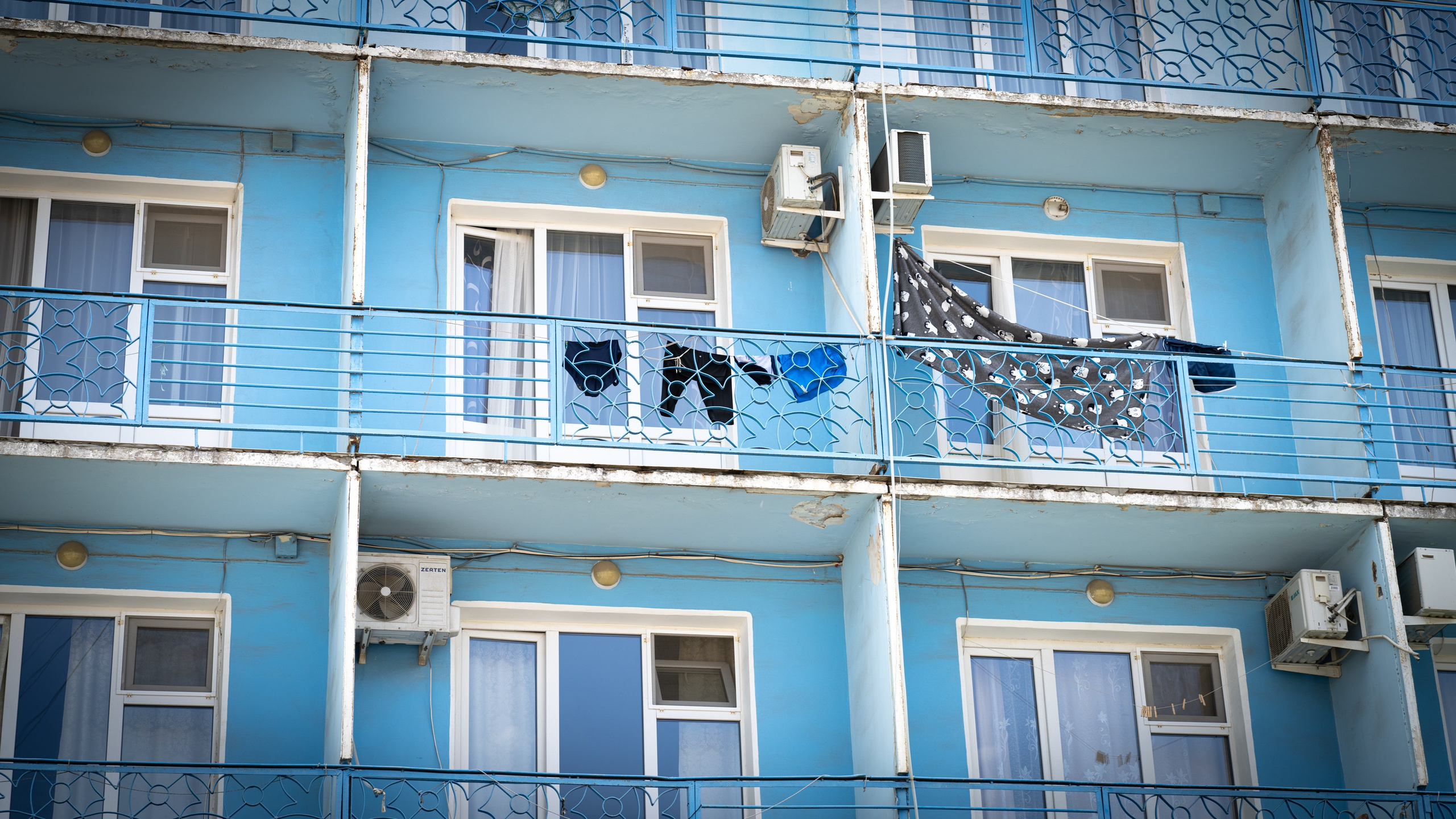 УЛИЦЫ. ПОБУДЬ ЗДЕСЬ И ЦЕЛЕЕ БУДЕТ ЭТОТ МИР