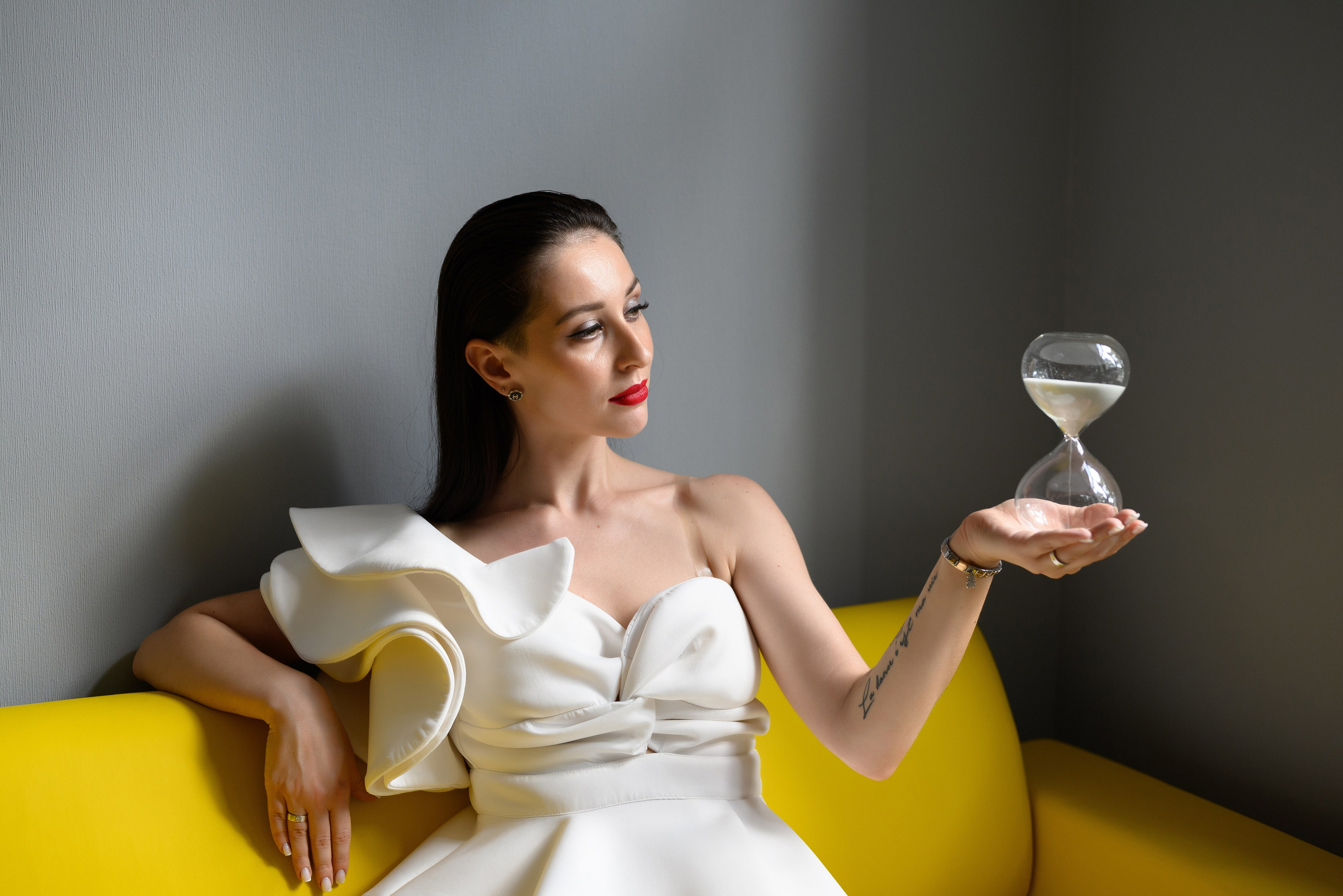 Девушка и песочные часы, стильный портрет со светом от окна.