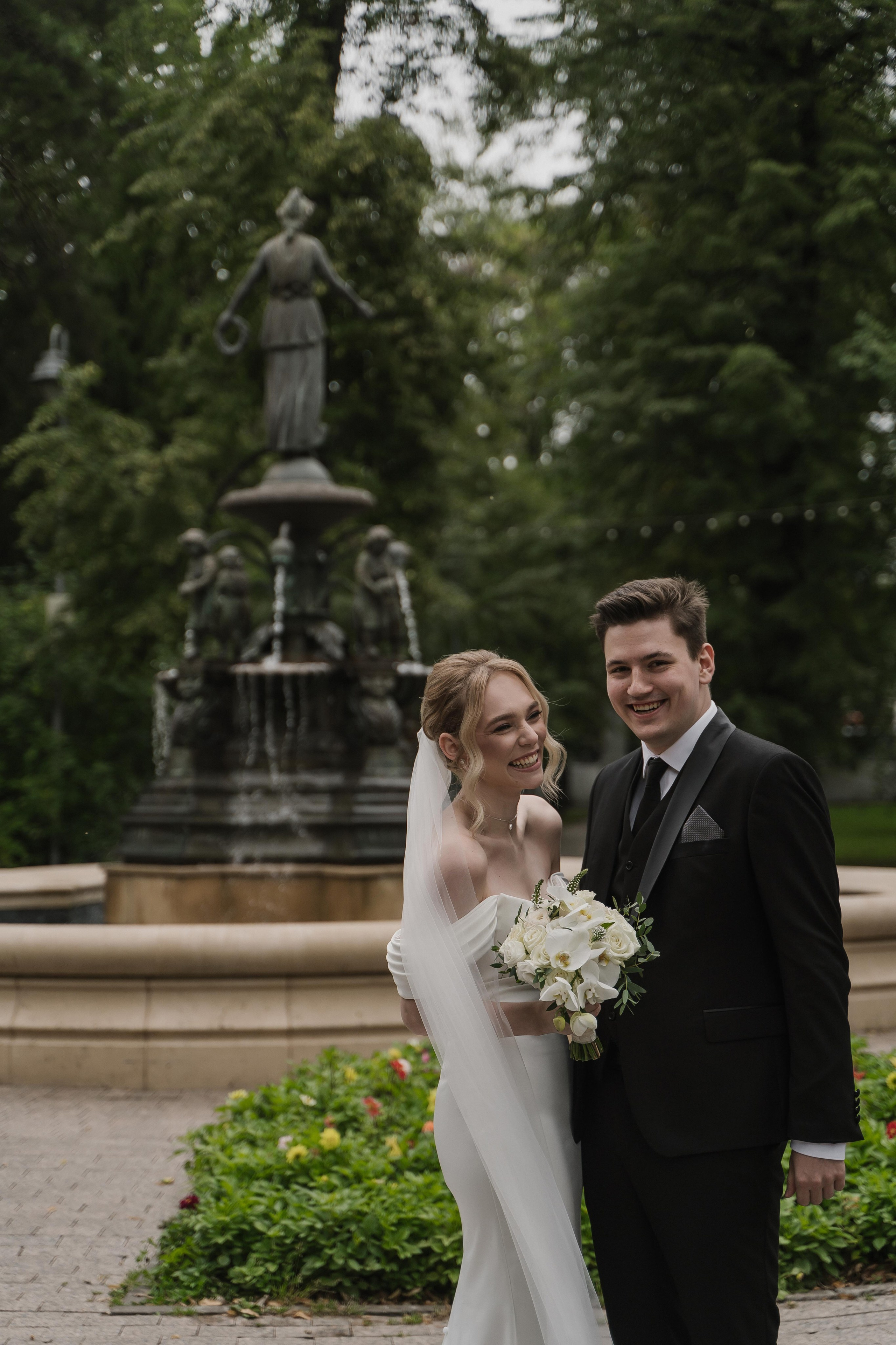 Фотосессия молодожен в Казани на фоне фонтана