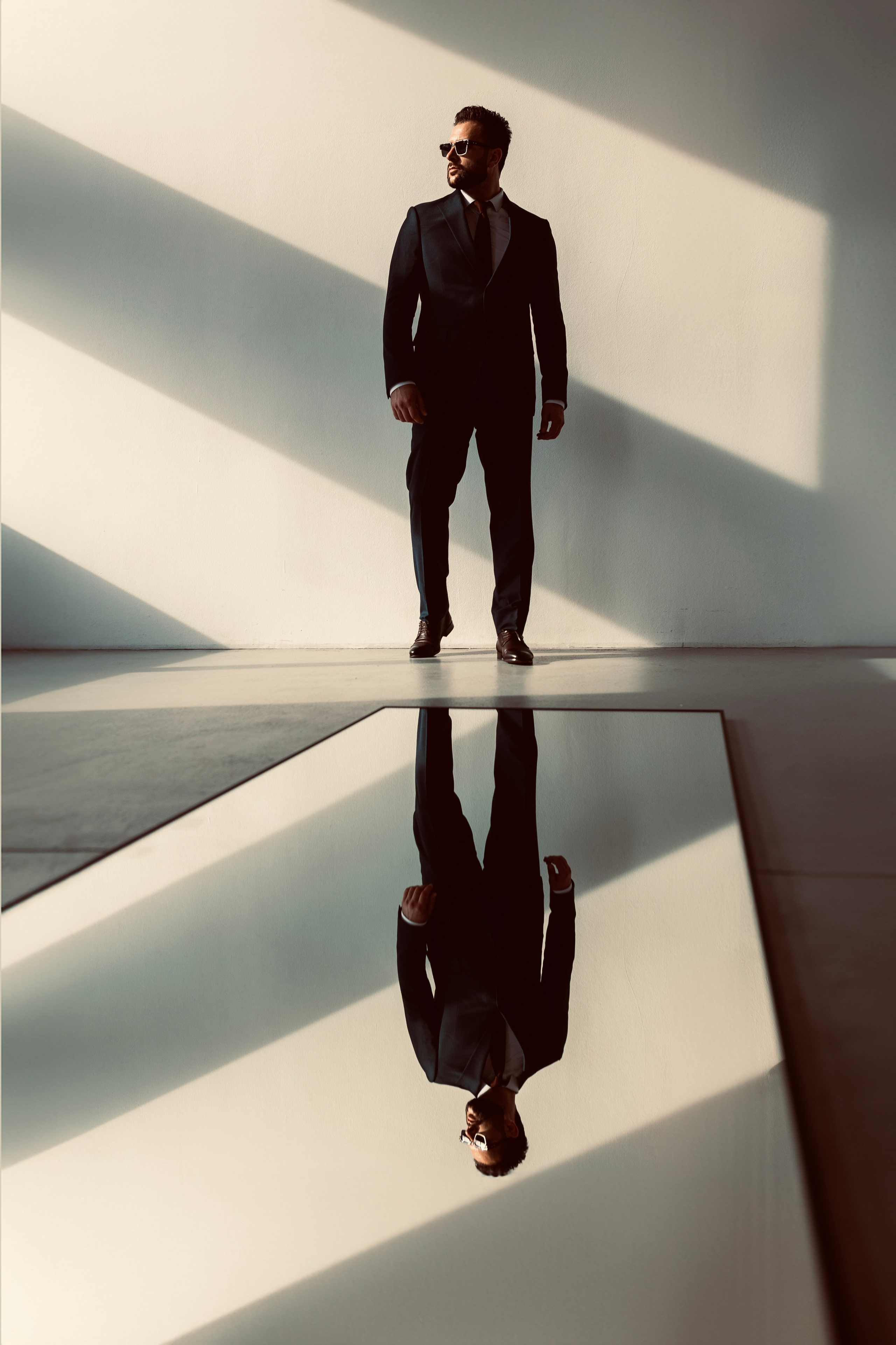 Фотосессия мужчины в костюме в студии