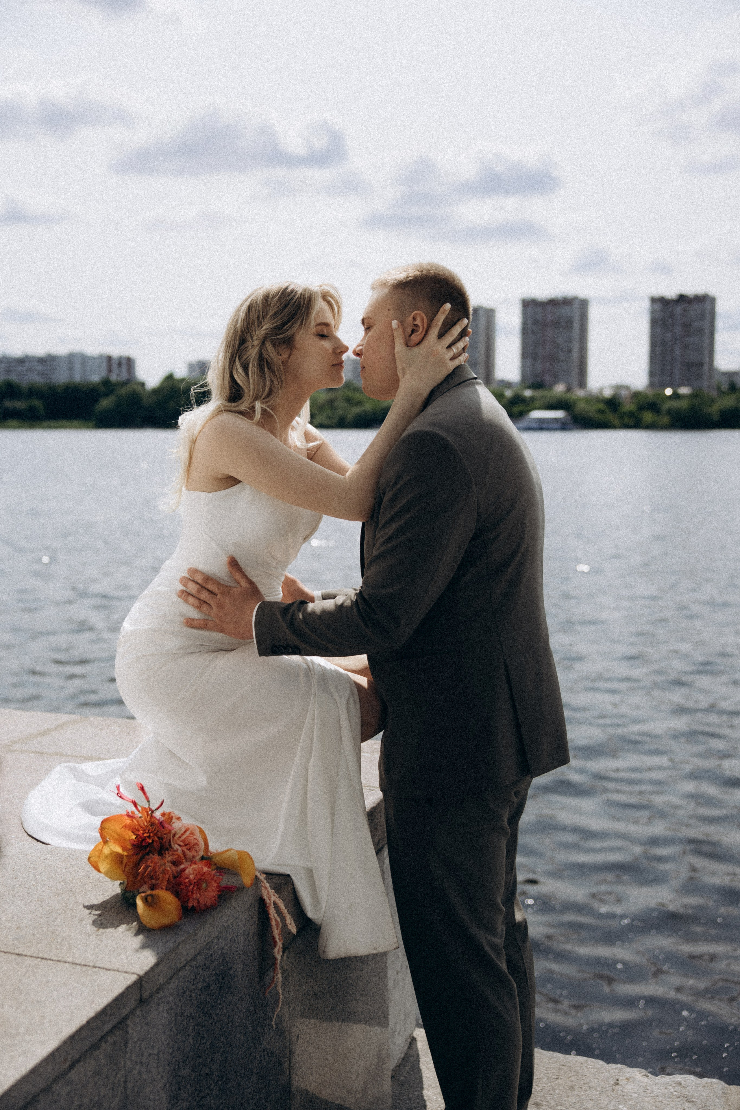 Свадебная фотосессия на Речном вокзале города Москвы