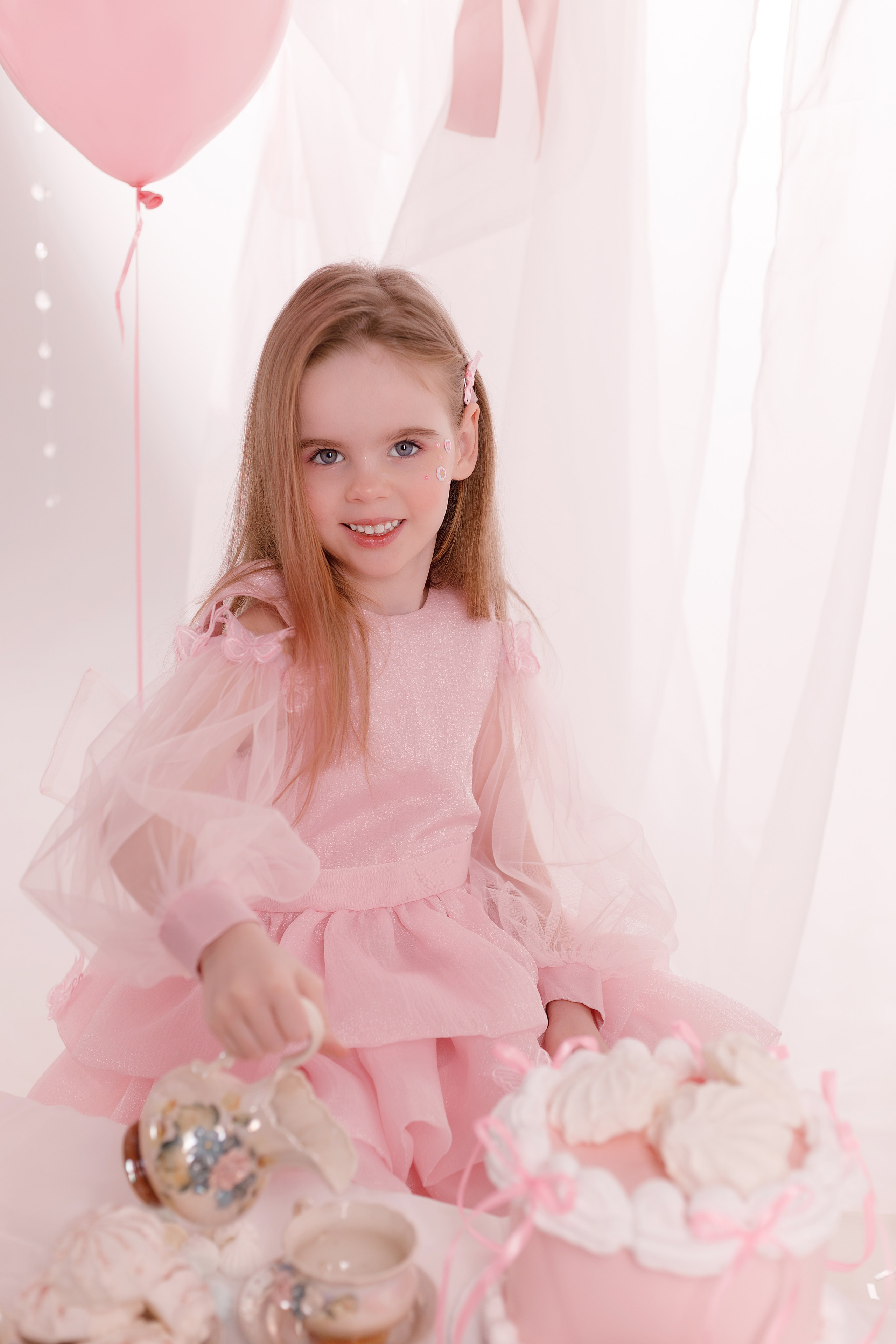 Фотосессия на День Рождения для девочек — сладкий праздник в сказочных декорациях. Детский студийный фотограф Сочи