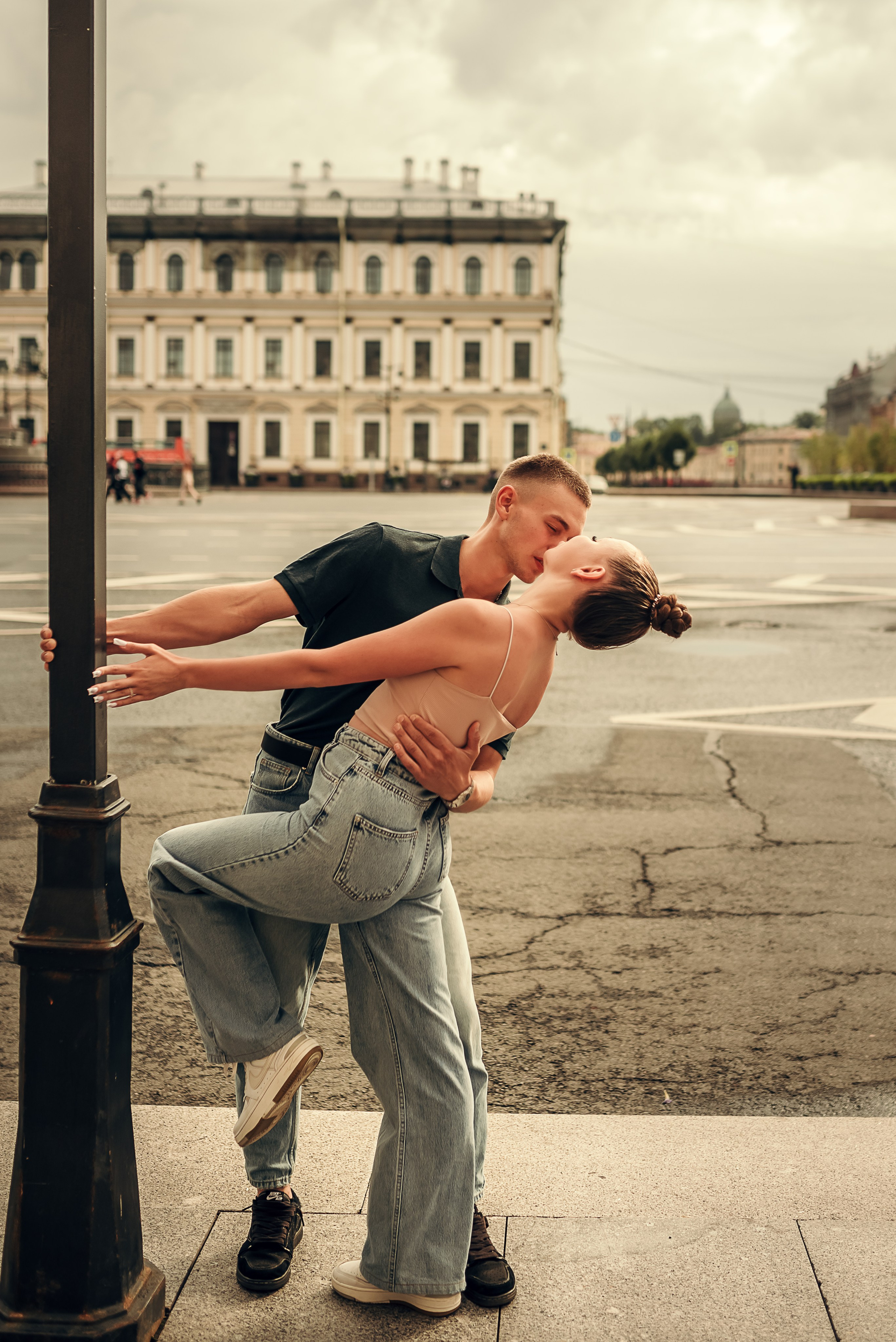 Вика и Никита, летняя фотосессия на Исаакиевской площади. Фотограф в Санкт- Петербурге Мария Золотарь