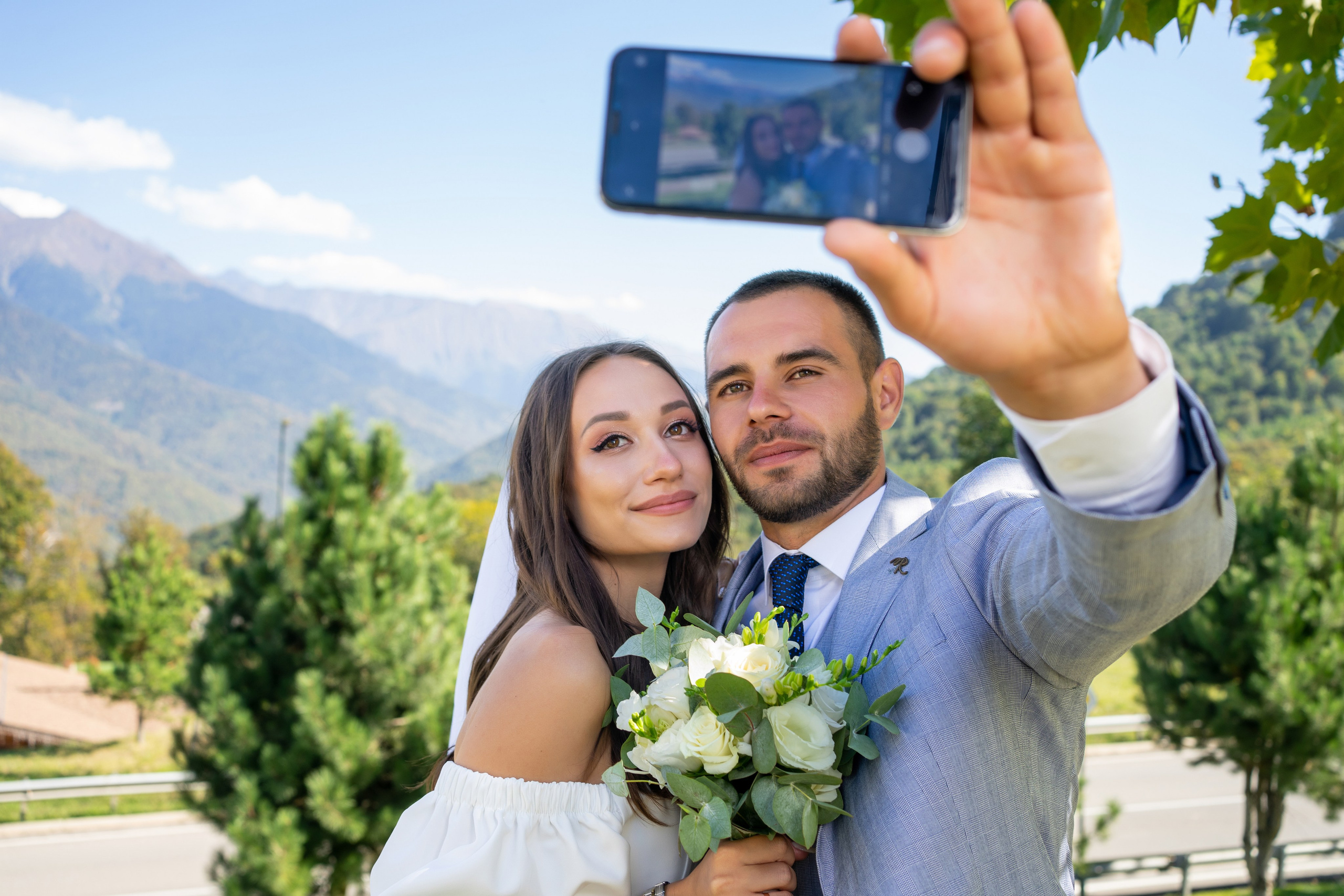 Свадебная прогулка в Красной поляне и на аллее пальм в Сириусе. Фотограф в Сочи Тиунова Маргарита и Тиунов Евгений