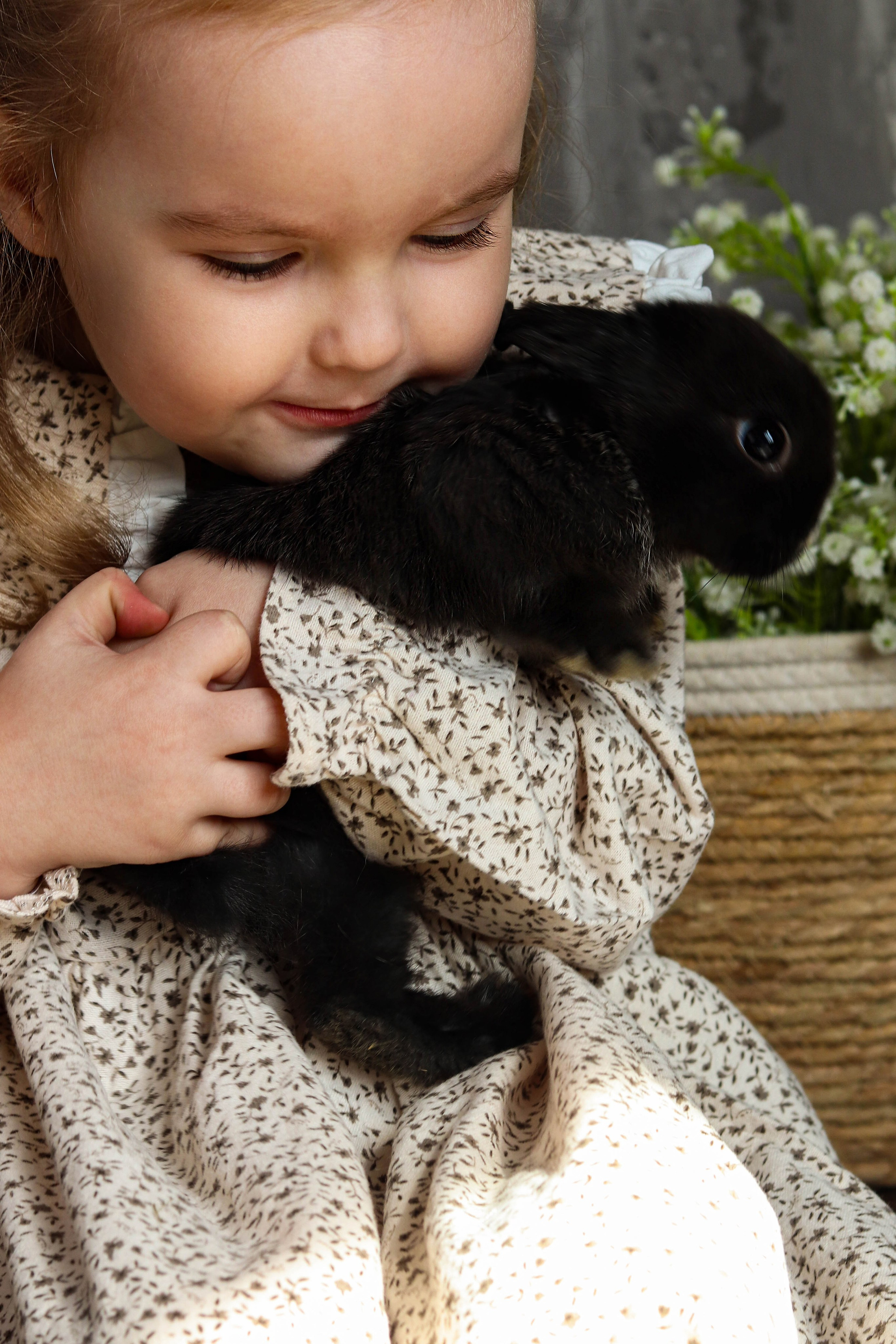 пасхальная фотосессия детская съёмка кролики яйца корзинки ферма