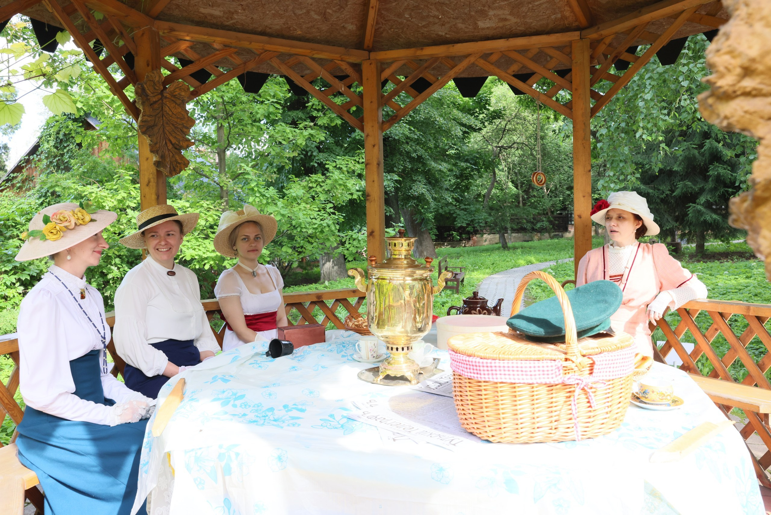 Усадьба Вересаева. Гости в саду. Фотограф в Туле Крупский АнДРей. Фотостудия «КАДР71» в Туле