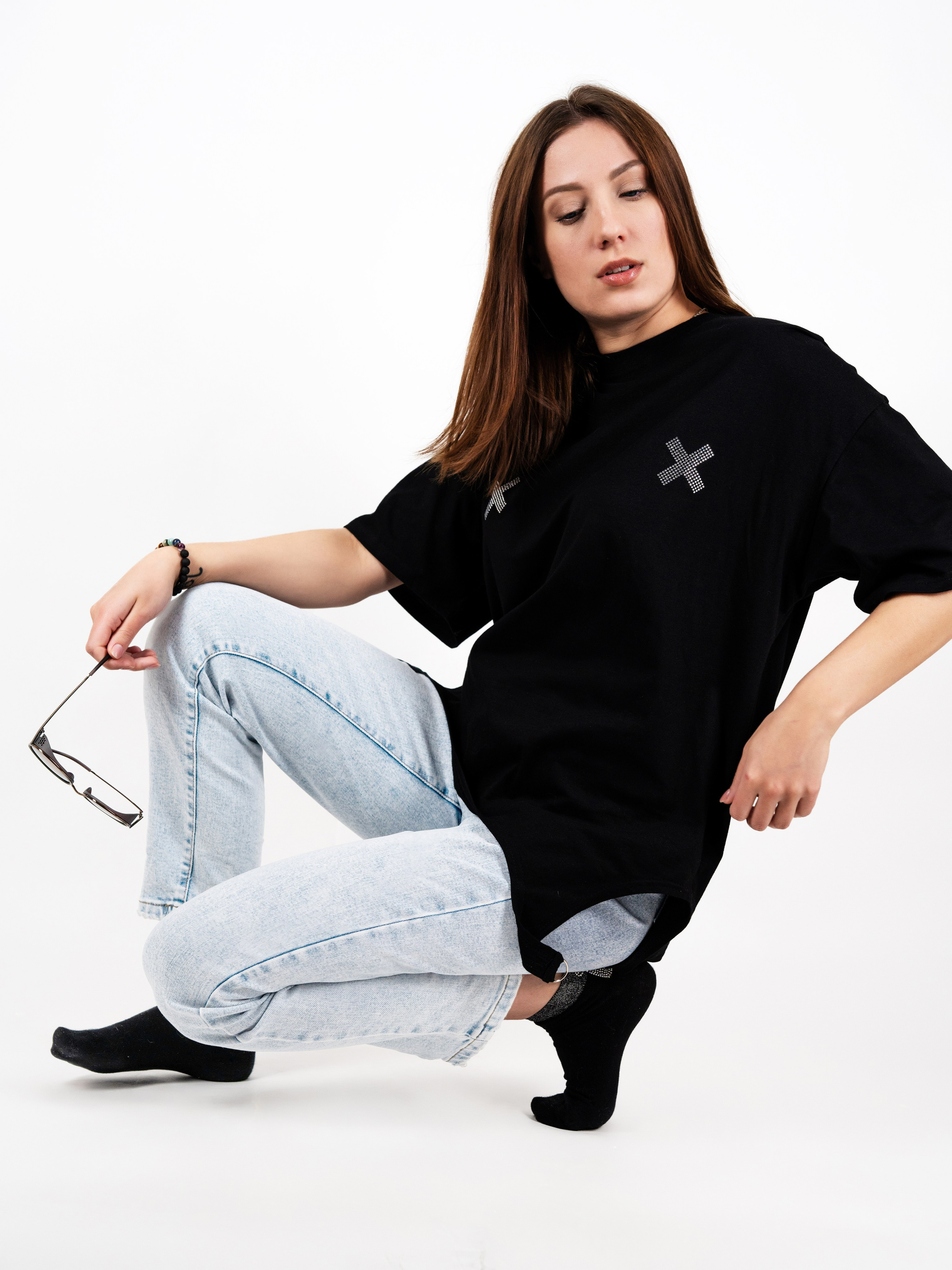 Футболка стиля Oversize, модельная съемка с нанесением инфографики. Олейник Денис — предметный фотограф, фотограф для маркетплейсов в Казани