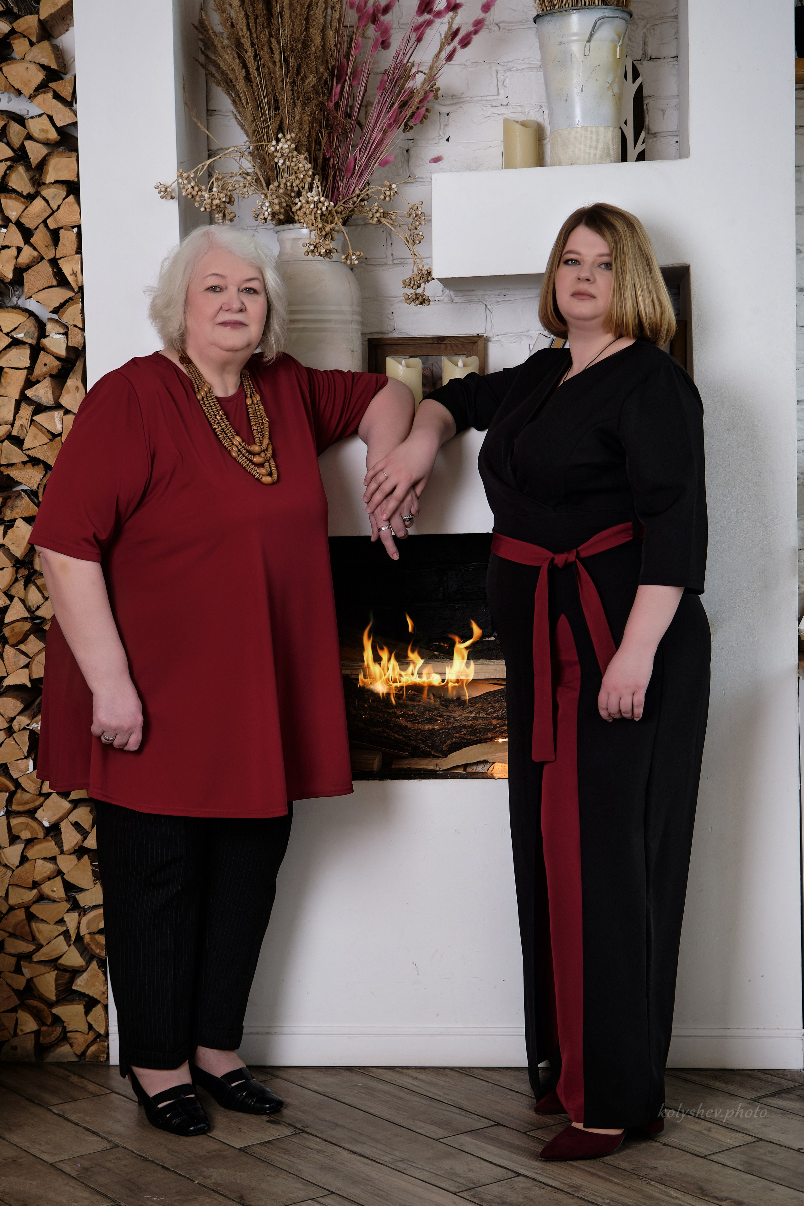 Семейная фотосессия мамы и дочки в студии Анна. Портретный фотограф на новый год в Москве Виктория Колышева