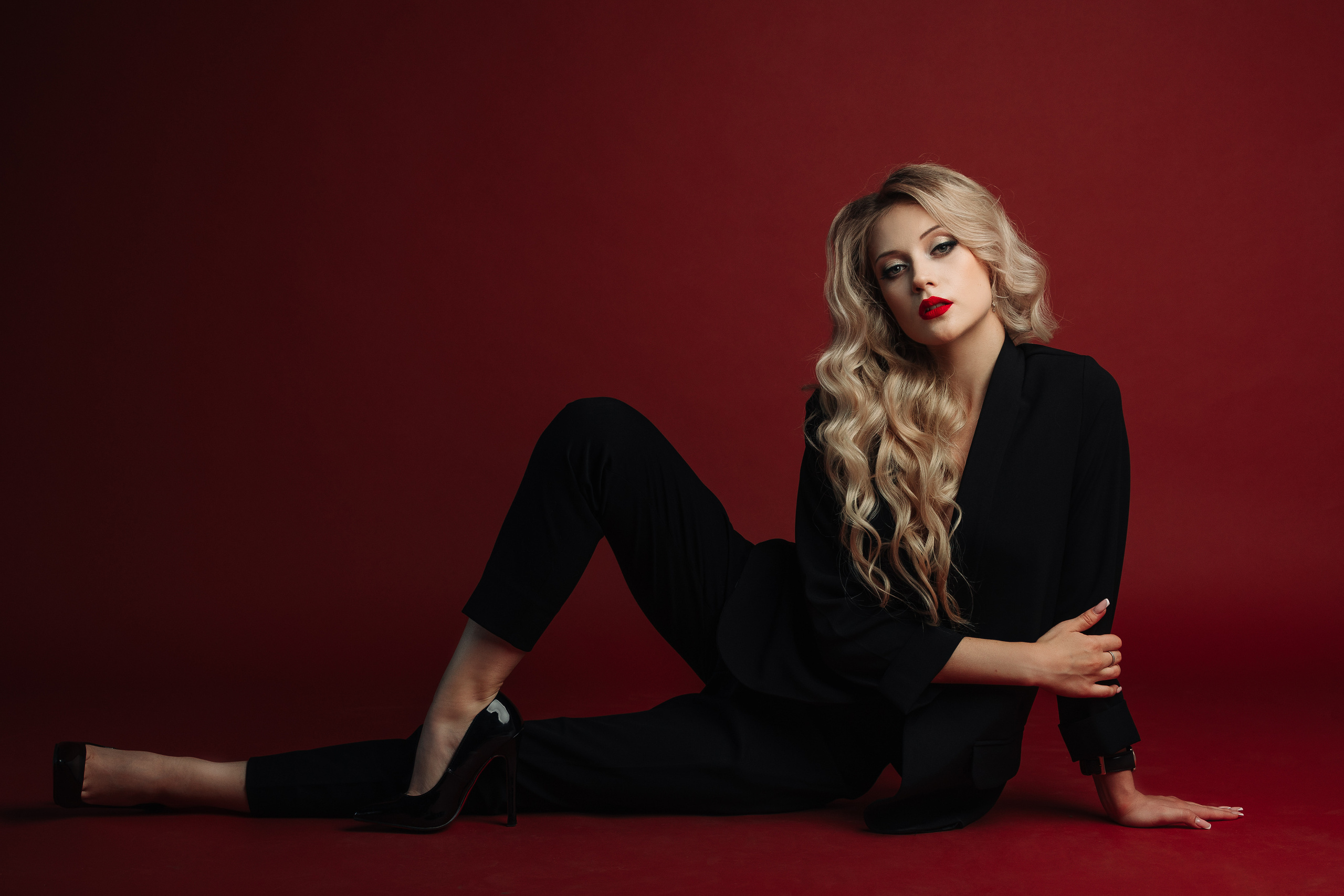 фотосессия в студии красный фон павлинский иваново