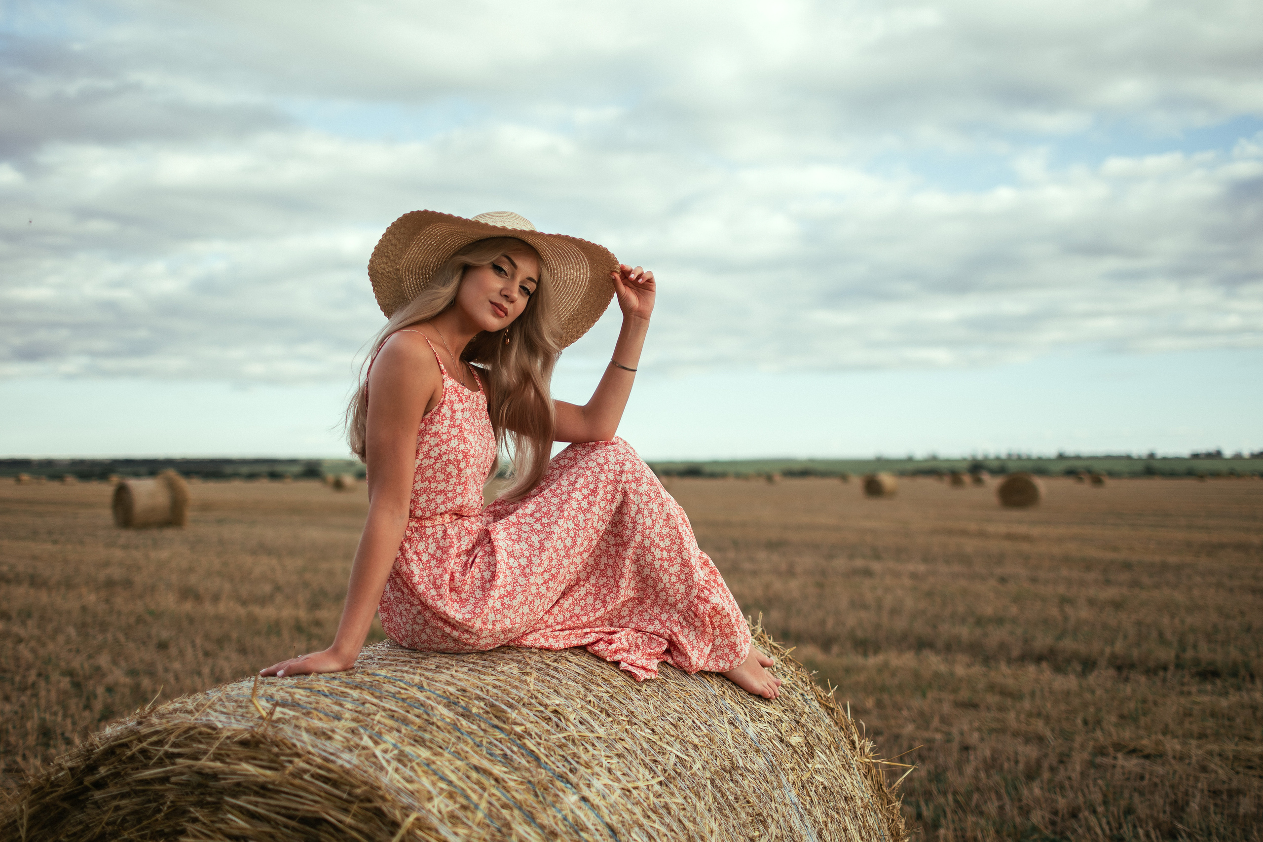 фотосессия в поле стог сена