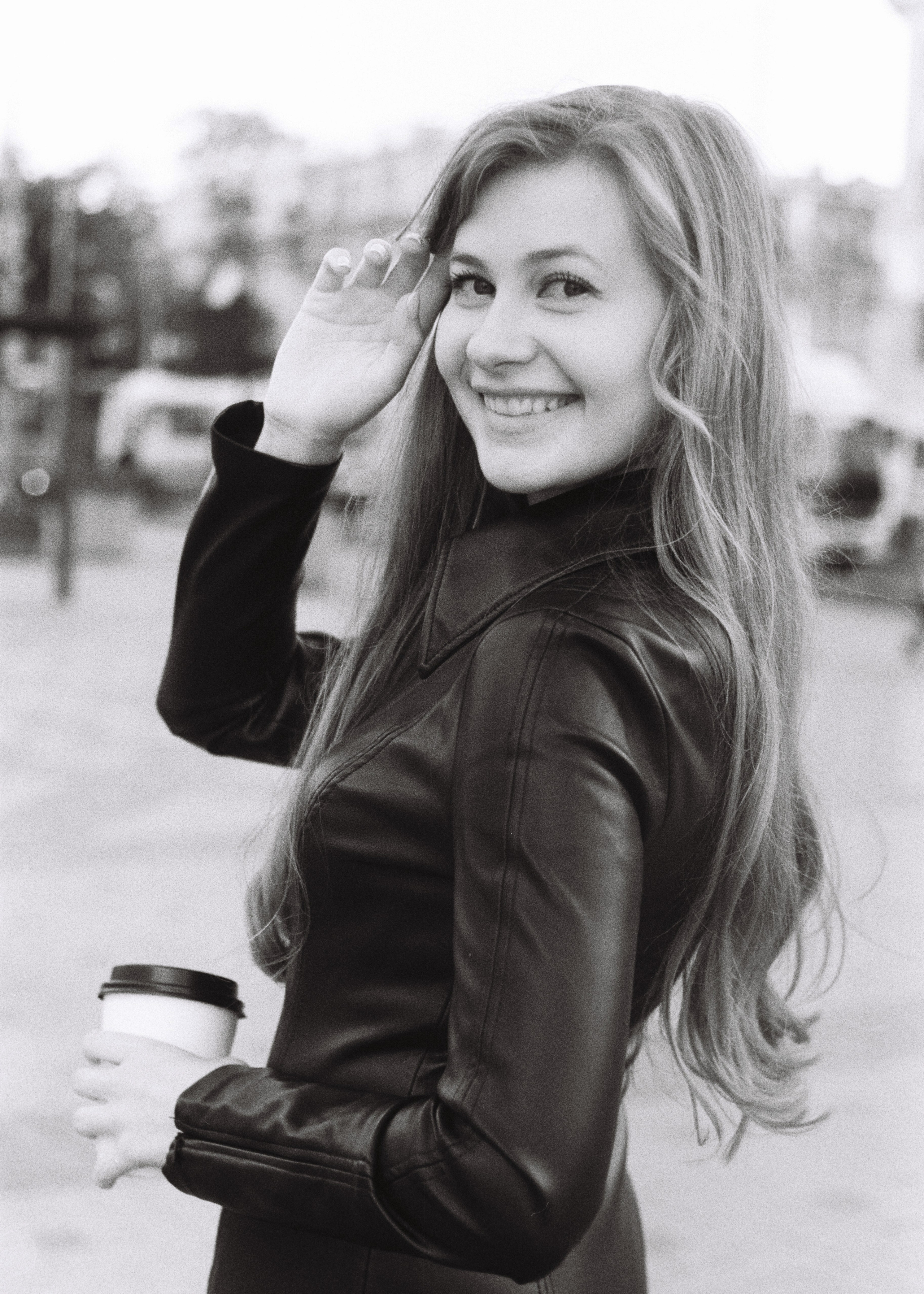 девушка смотрит через плечо улыбается