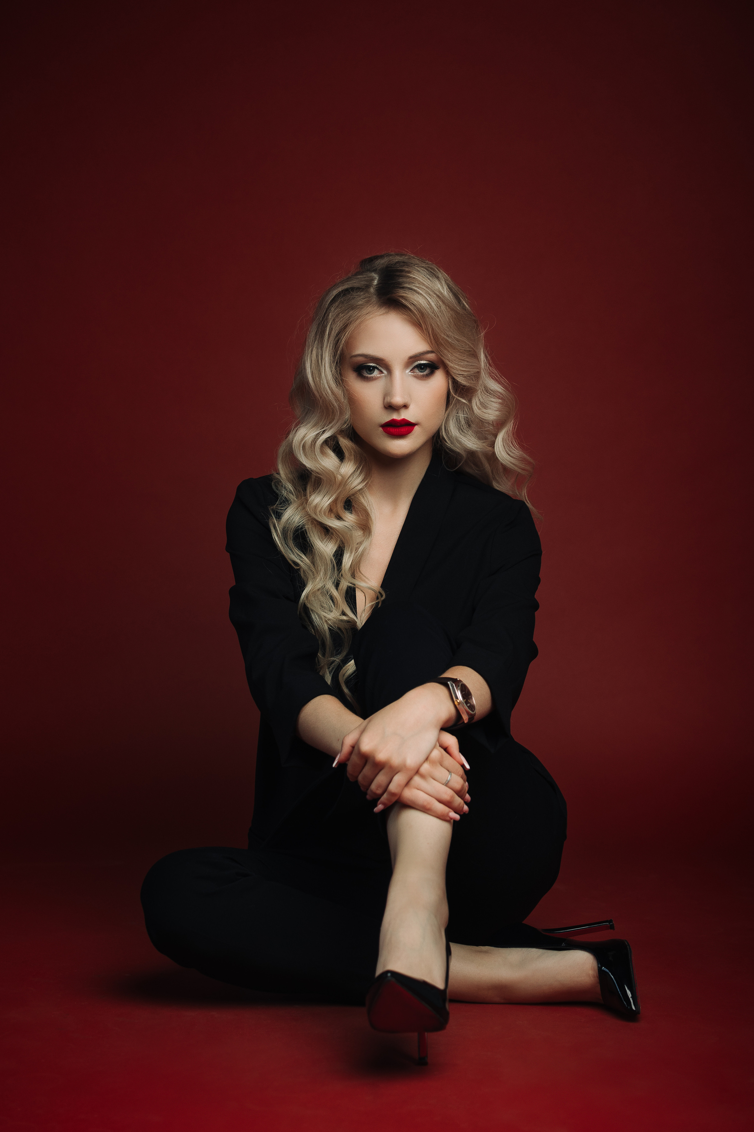 фотосессия в студии красный фон стиль костюм каблуки блондинка