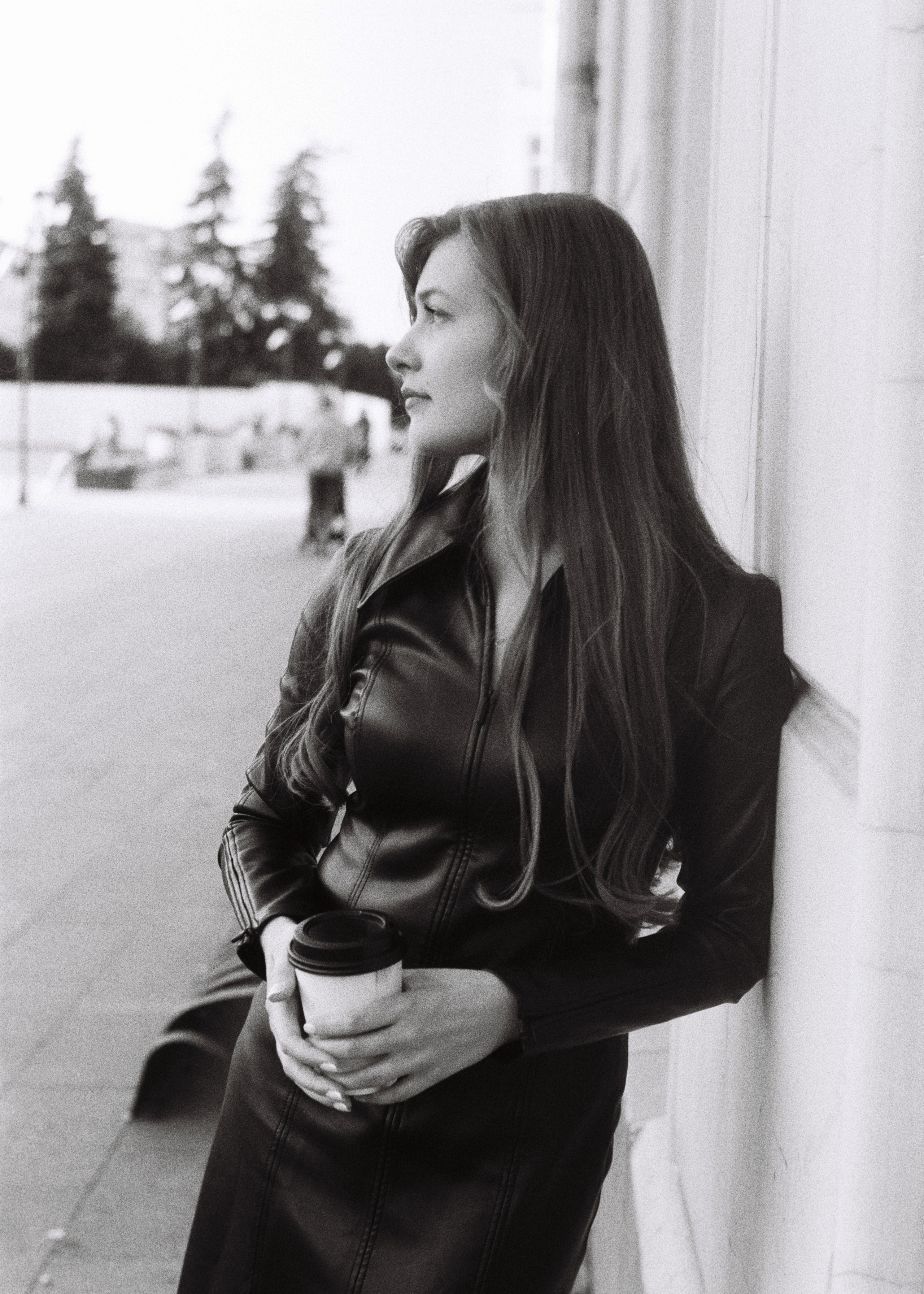 девушка смотрит вбок фотосессия пленочная