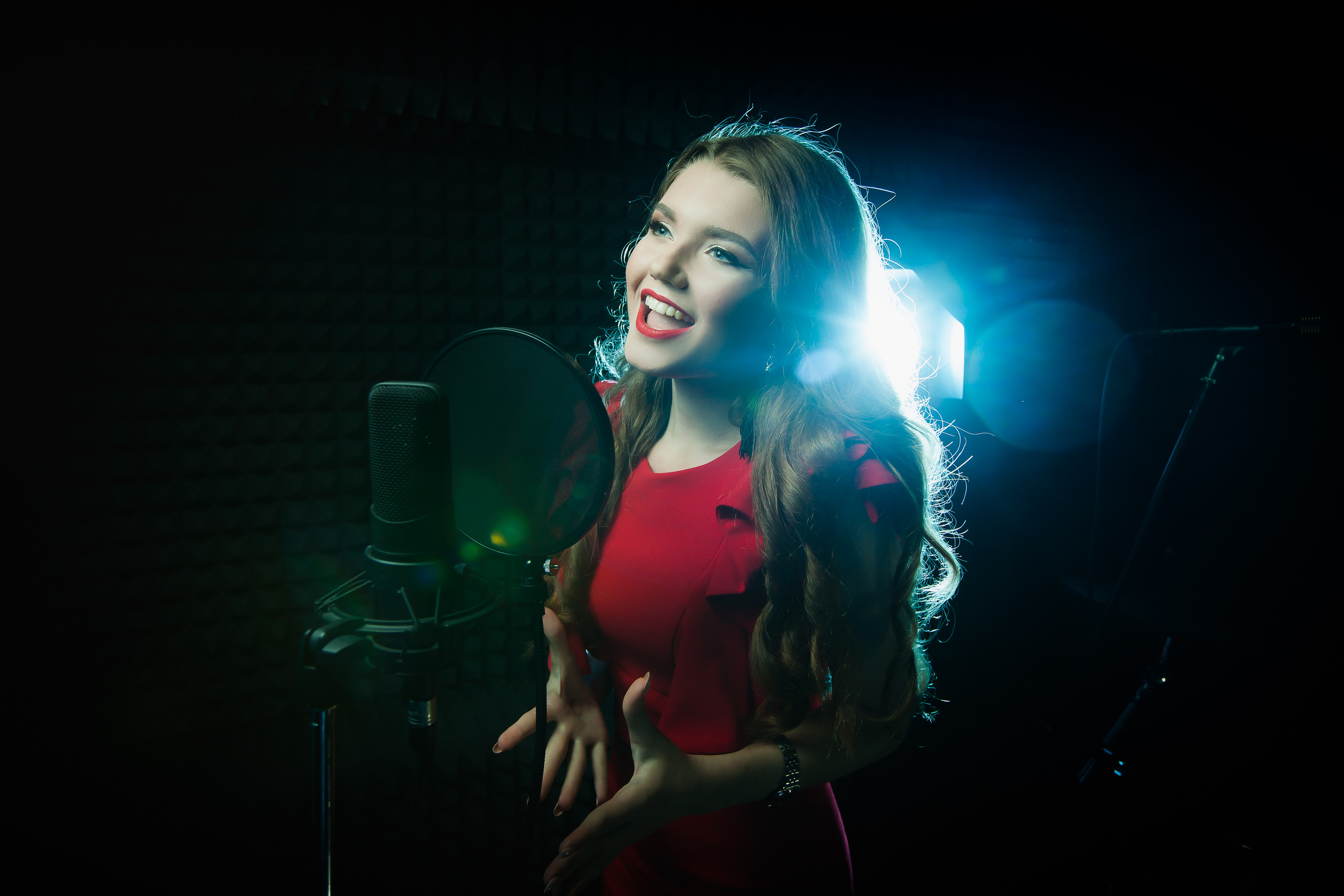 фотосессия в студии звукозаписи микрофон поёт певица